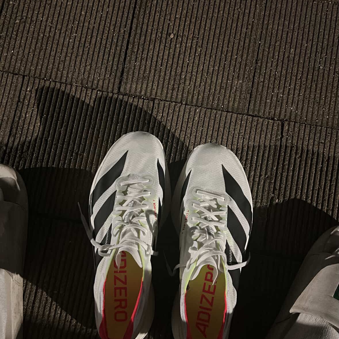Adidas Adizero Adios Pro 4 Cloud White Core Black 착용 스타일