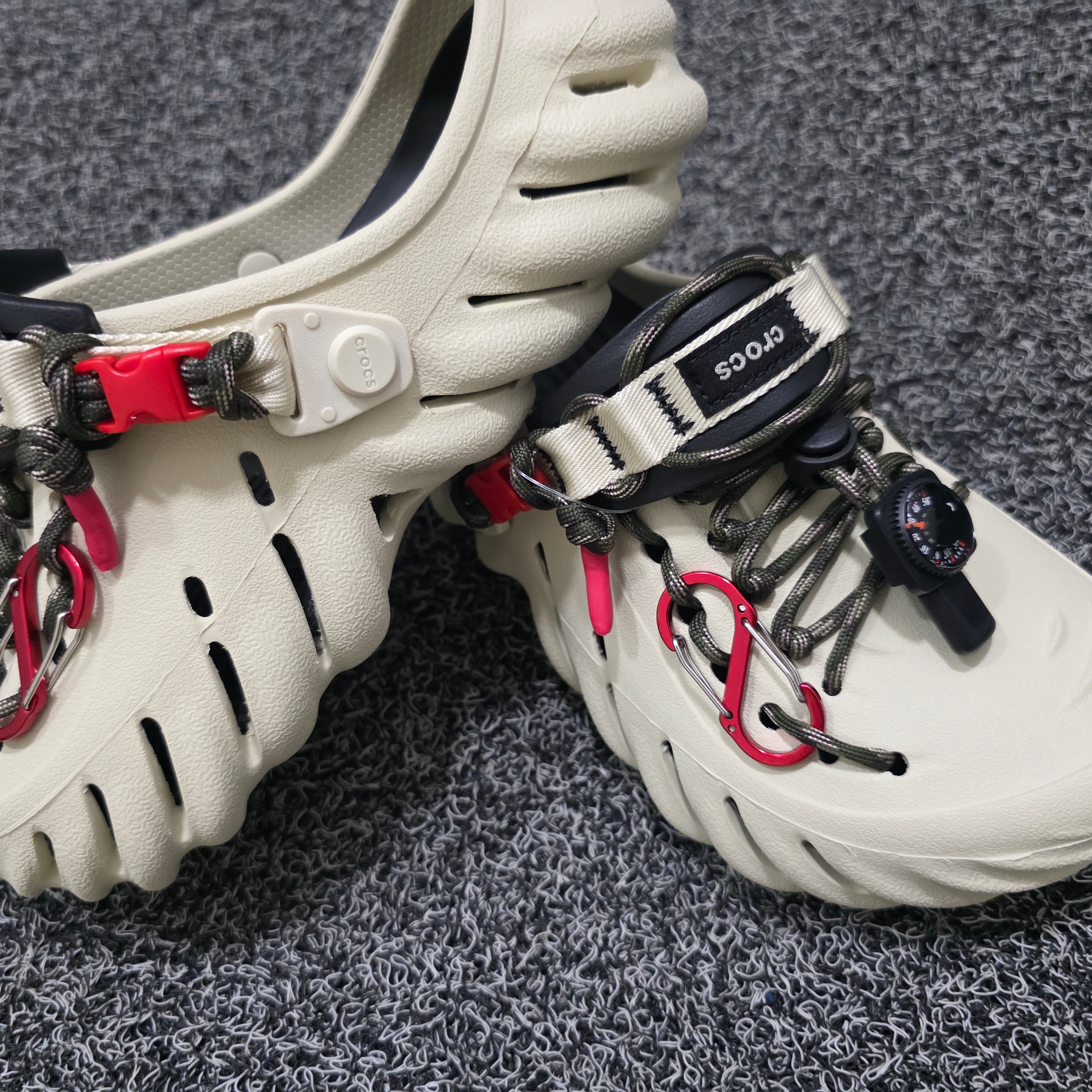 Crocs Echo Clog Bone Black 착용 스타일 - 2