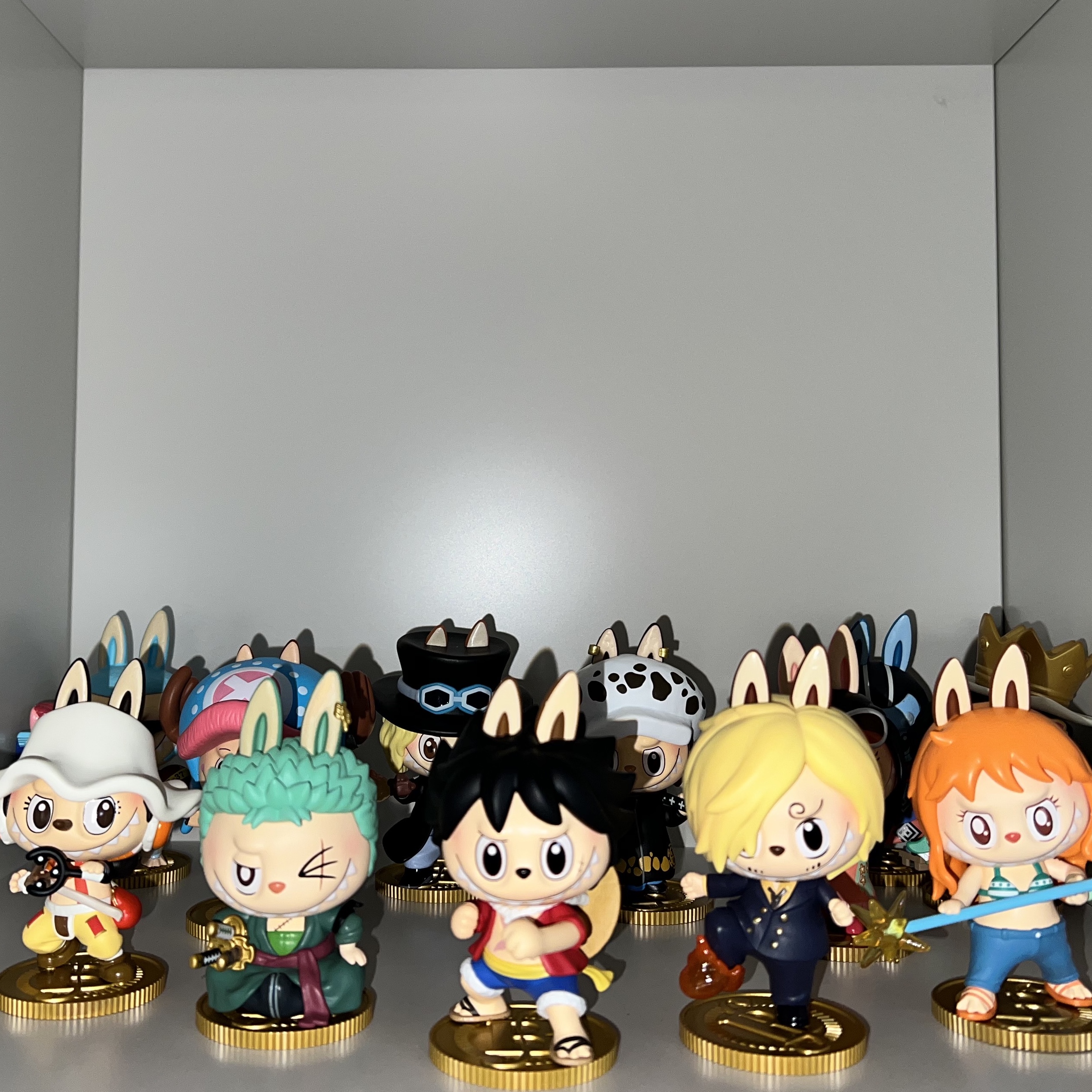 Pop Mart Labubu The Monsters x One Piece Series Figures Sealed Case (12 Blind Boxes) 착용 스타일