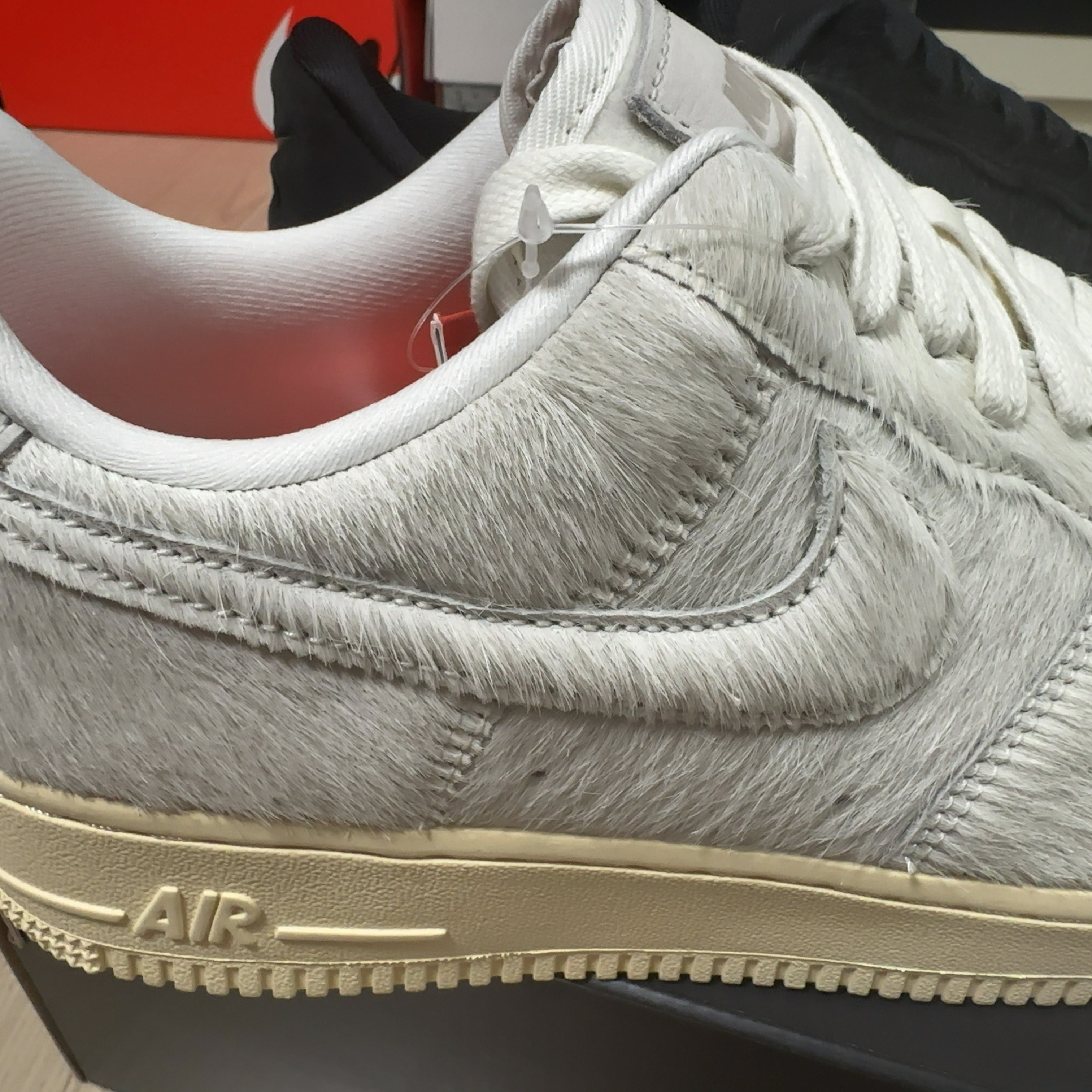 (W) Nike Air Force 1 '07 Black and Off Noir 착용 스타일 - 1