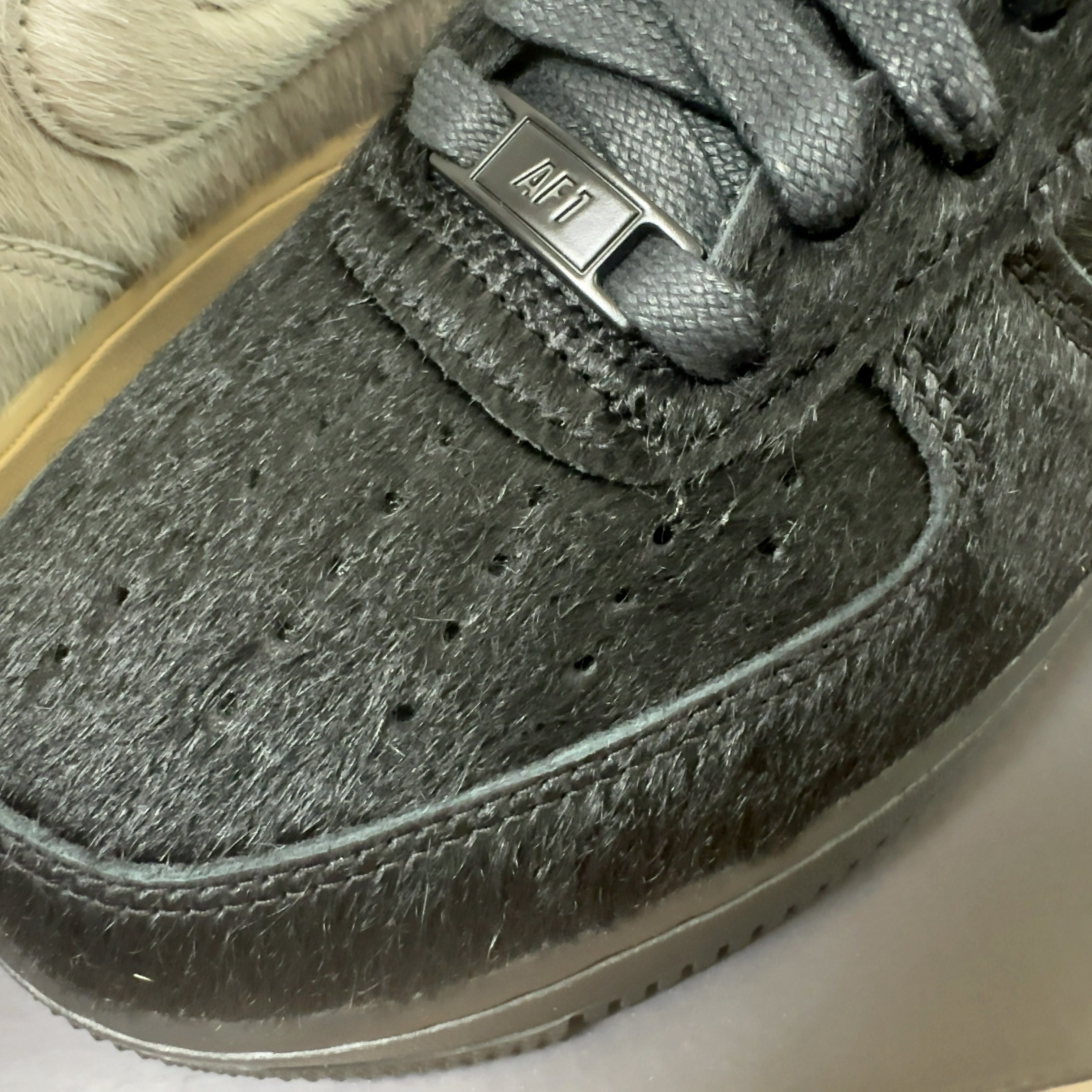 (W) Nike Air Force 1 '07 Black and Off Noir 착용 스타일 - 3
