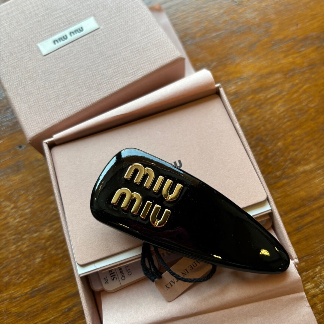 (W) Miu Miu Patent Leather Hair Clip Black 착용 스타일