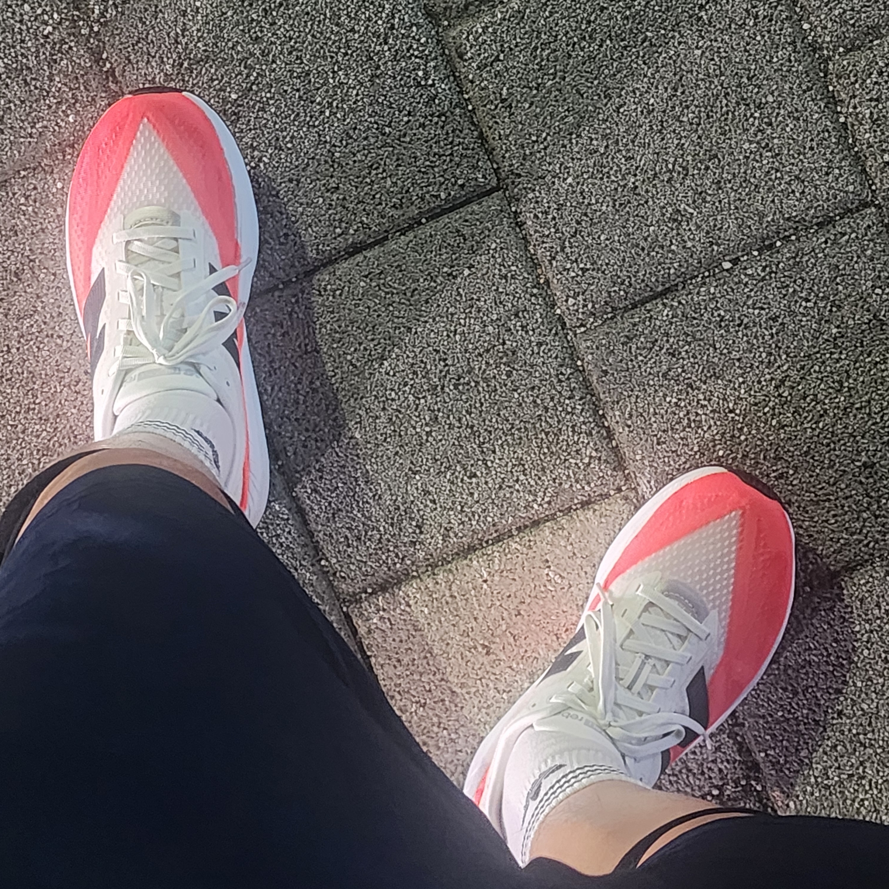 New Balance FuelCell Rebel v5 Urgent Red White Sea Salt - 2E Wide 착용 스타일 - 3