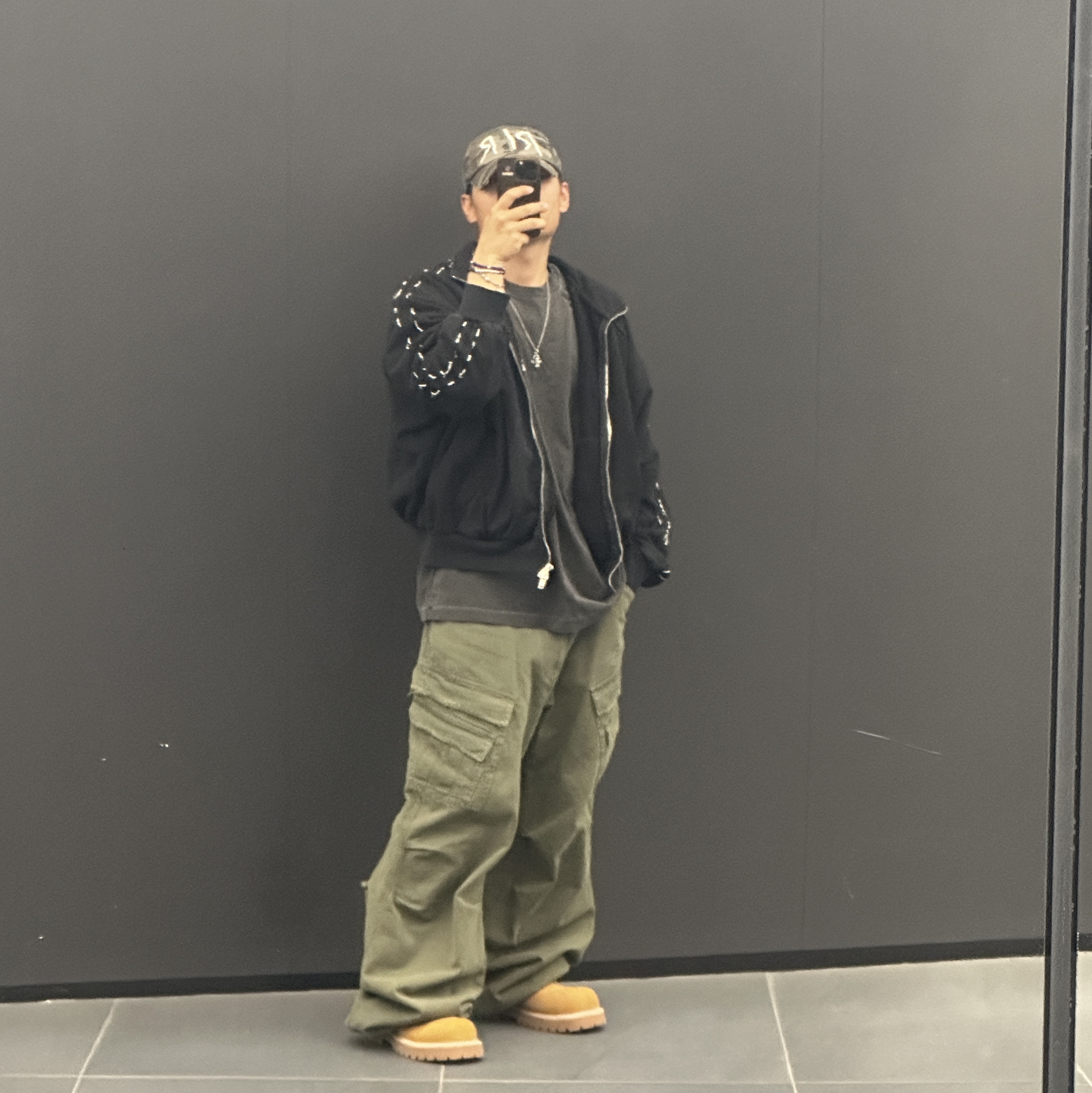 Nonnod Double Pocket Cargo Pants Vintage Khaki, Punch Drunk Parties Hurt Logo Garment Dyed Tee Charcoal 착용 스타일 - 2