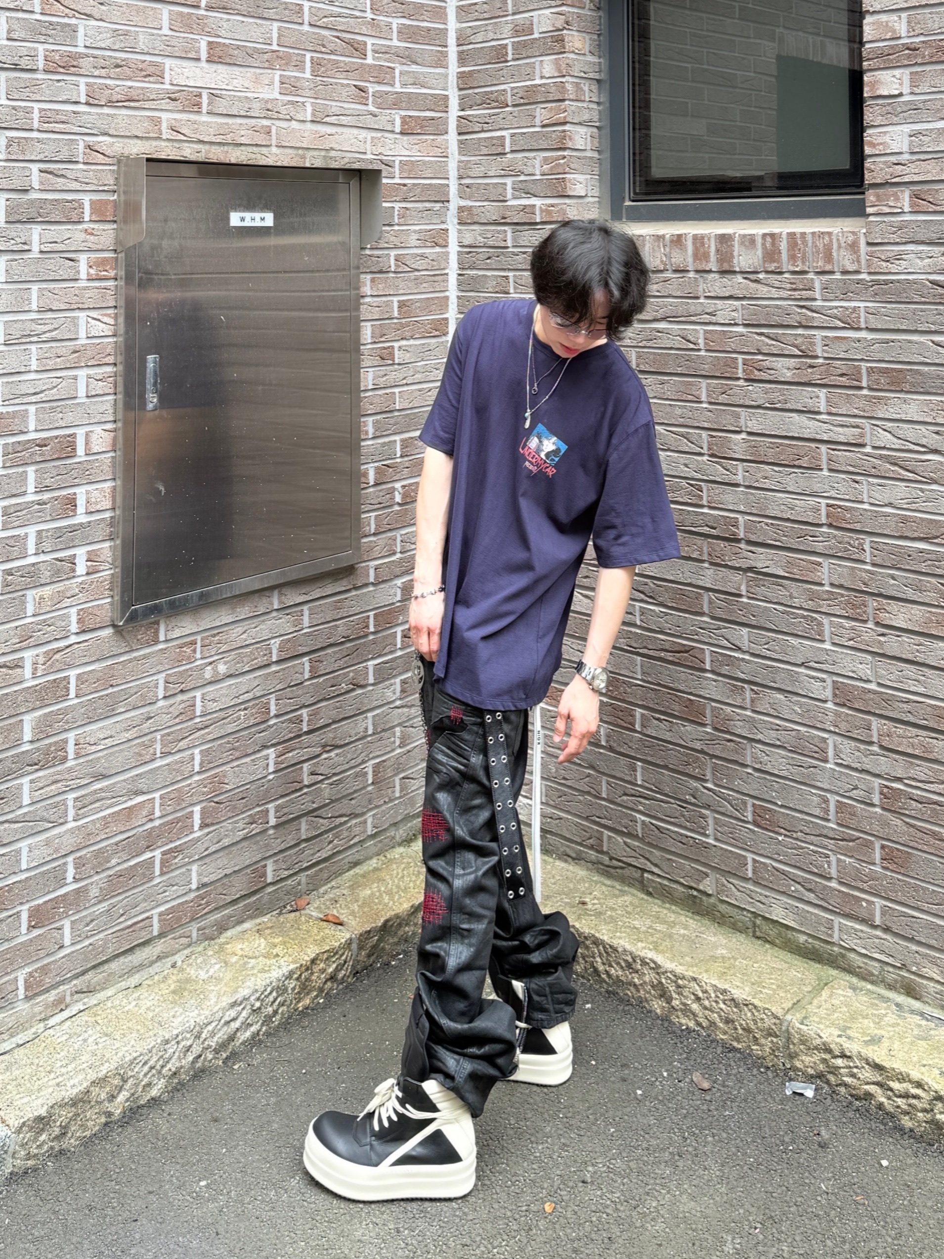 Rick Owens Hollywood Mega Bumper Geobasket in Full Grain Calf Leather Black Milk, Undermycar x Emostanceclub Emoun Destroyed Cowhide Suede Red Stitch Denim Toreador - 23FW 착용 스타일 - 7