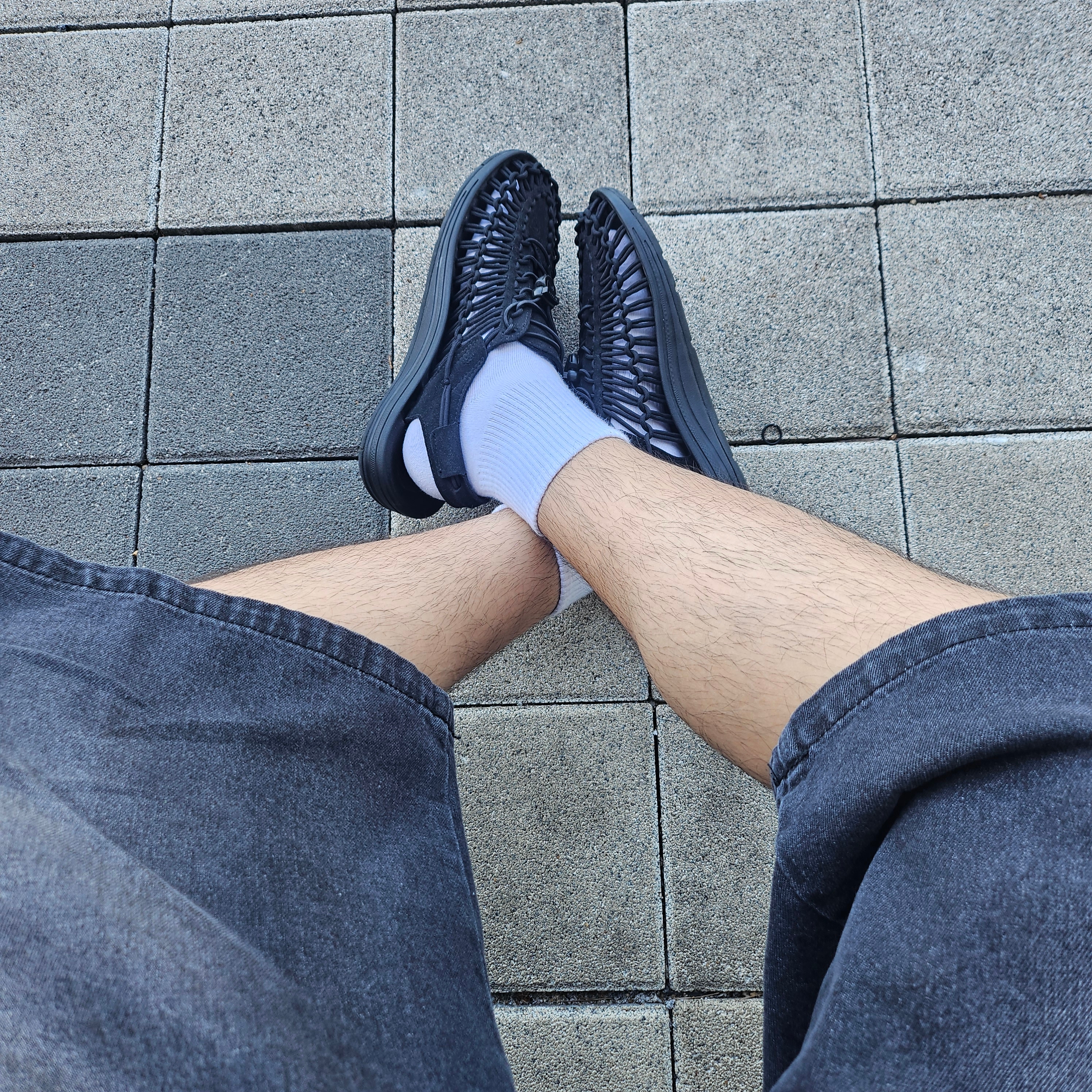 Keen Uneek Sandals Black 착용 스타일