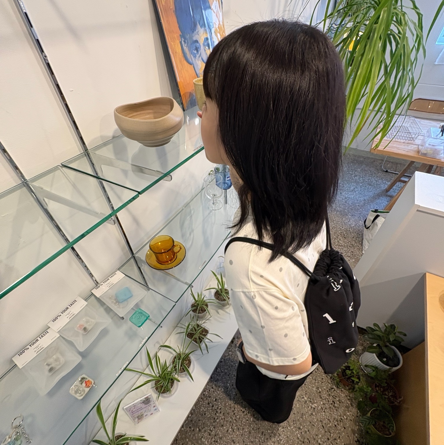 AEAE Web Logo Dot T-Shirts Cream, Vivienne Westwood Mayfair Bas Relief Pendant Silver 착용 스타일 - 1