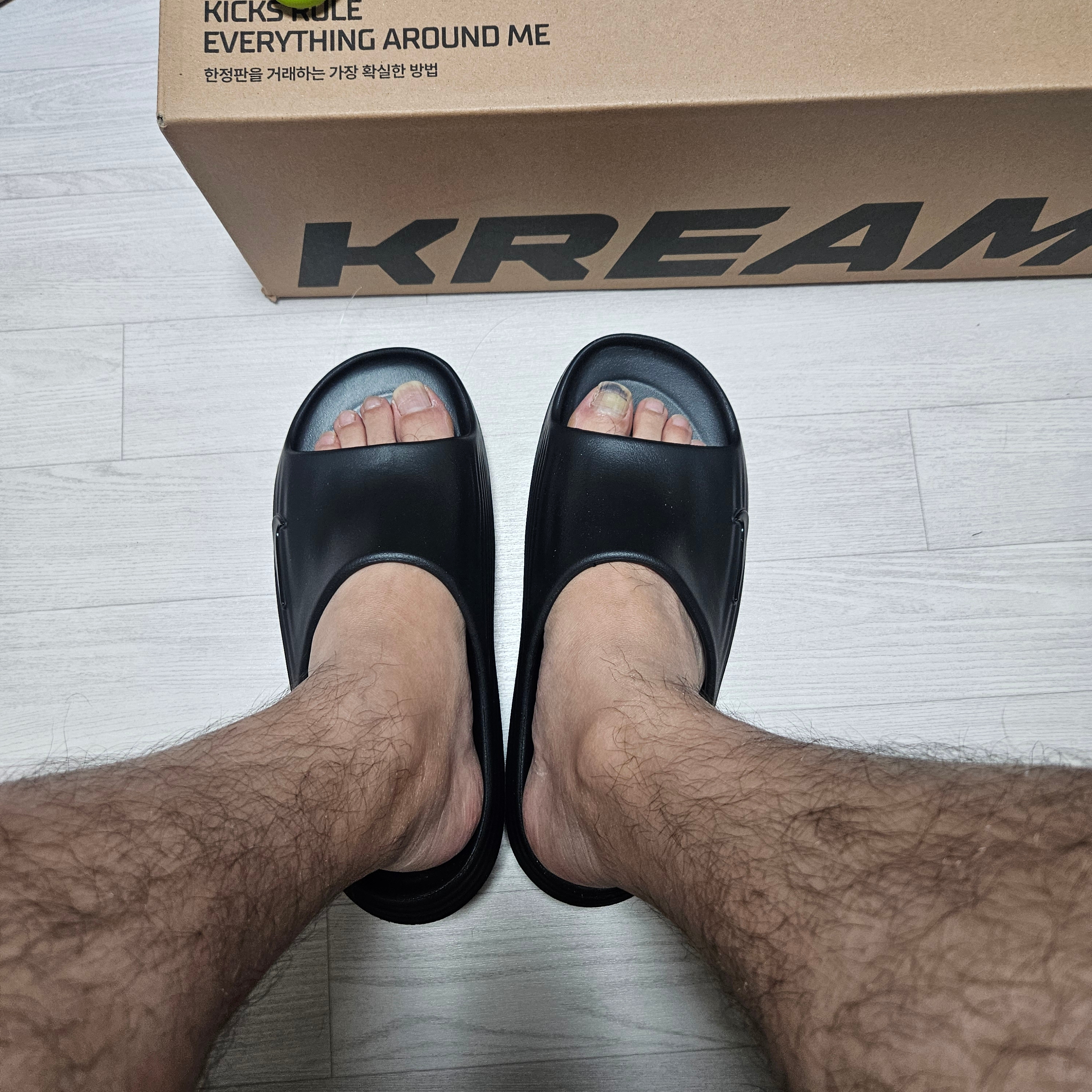 Nike ReactX Rejuven8 Slide Black 착용 스타일
