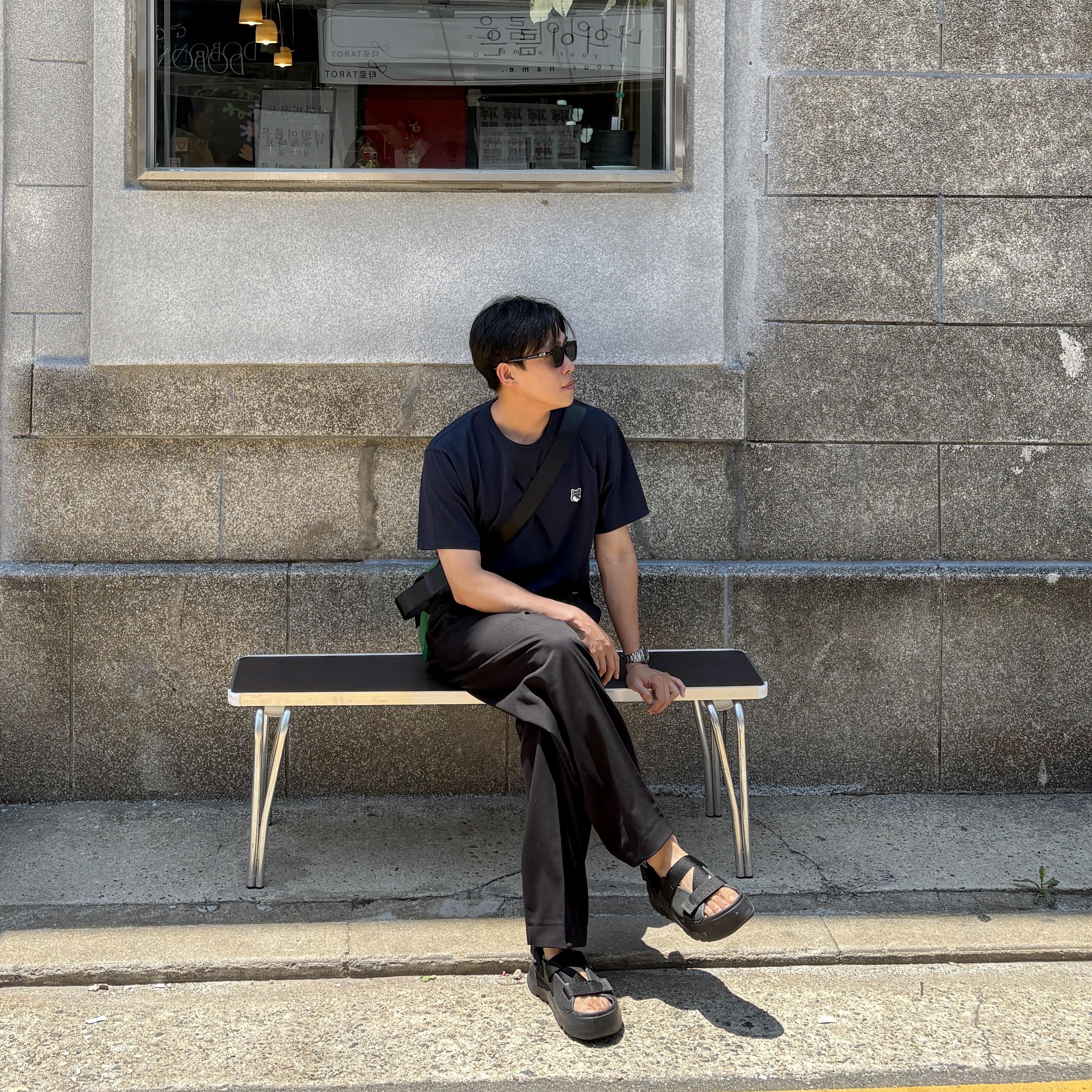 Gentle Monster Hovo 01 Black, Maison Kitsune Grey Fox Head Patch Classic T-Shirt Navy 착용 스타일 - 2