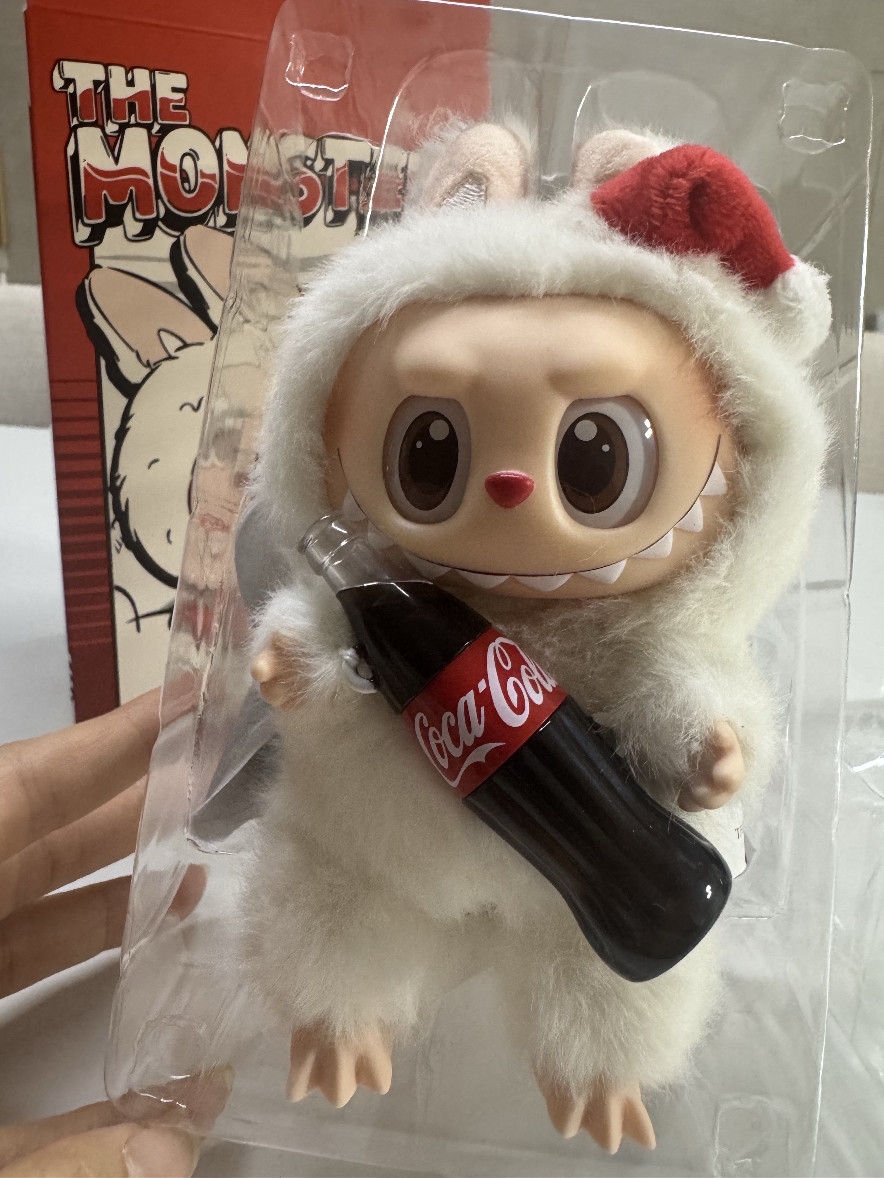 Pop Mart Labubu Coca Cola Series Surprise Shake Keyring (Opened Case) 착용 스타일