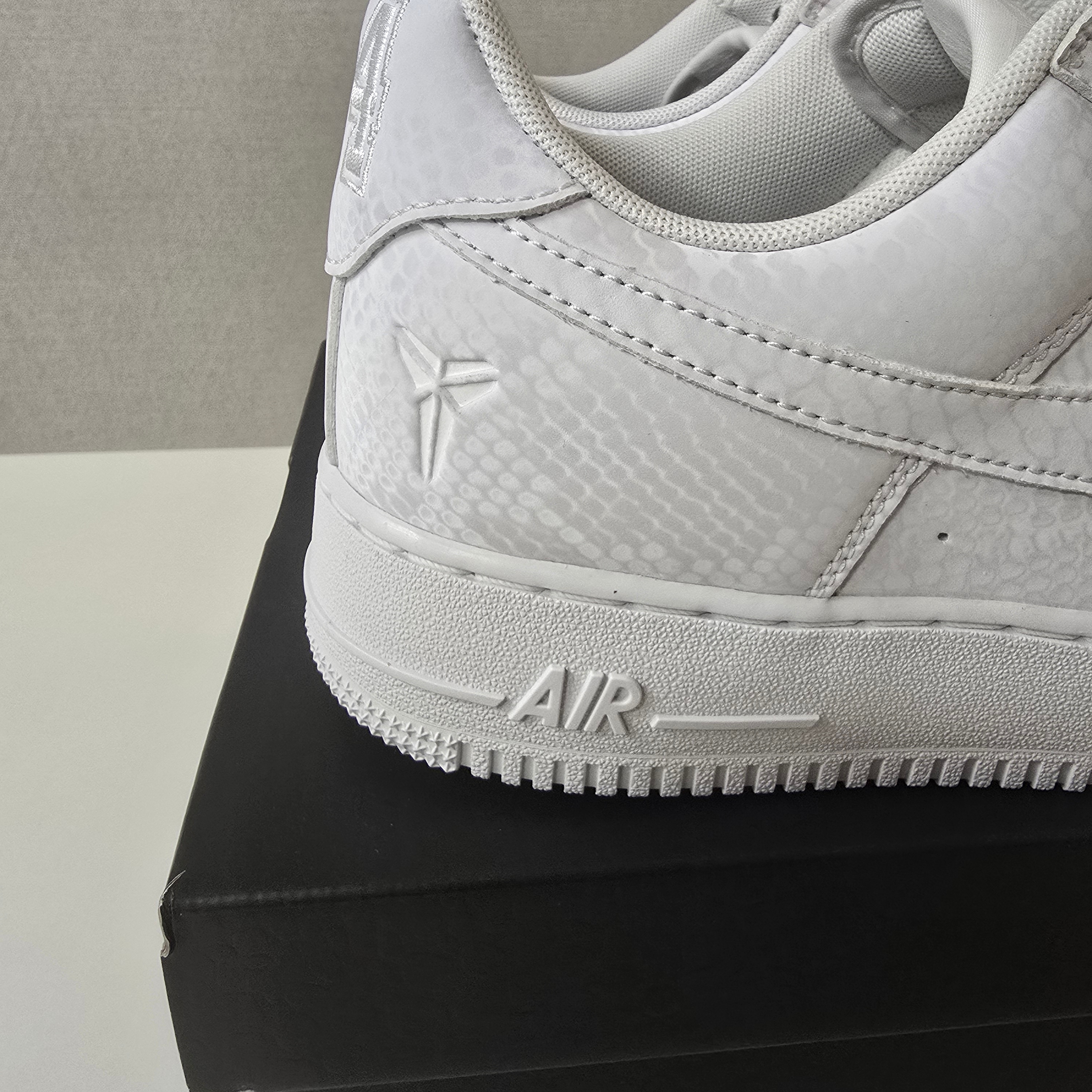 Nike x Kobe Bryant Air Force 1 Low Triple White 착용 스타일 - 3