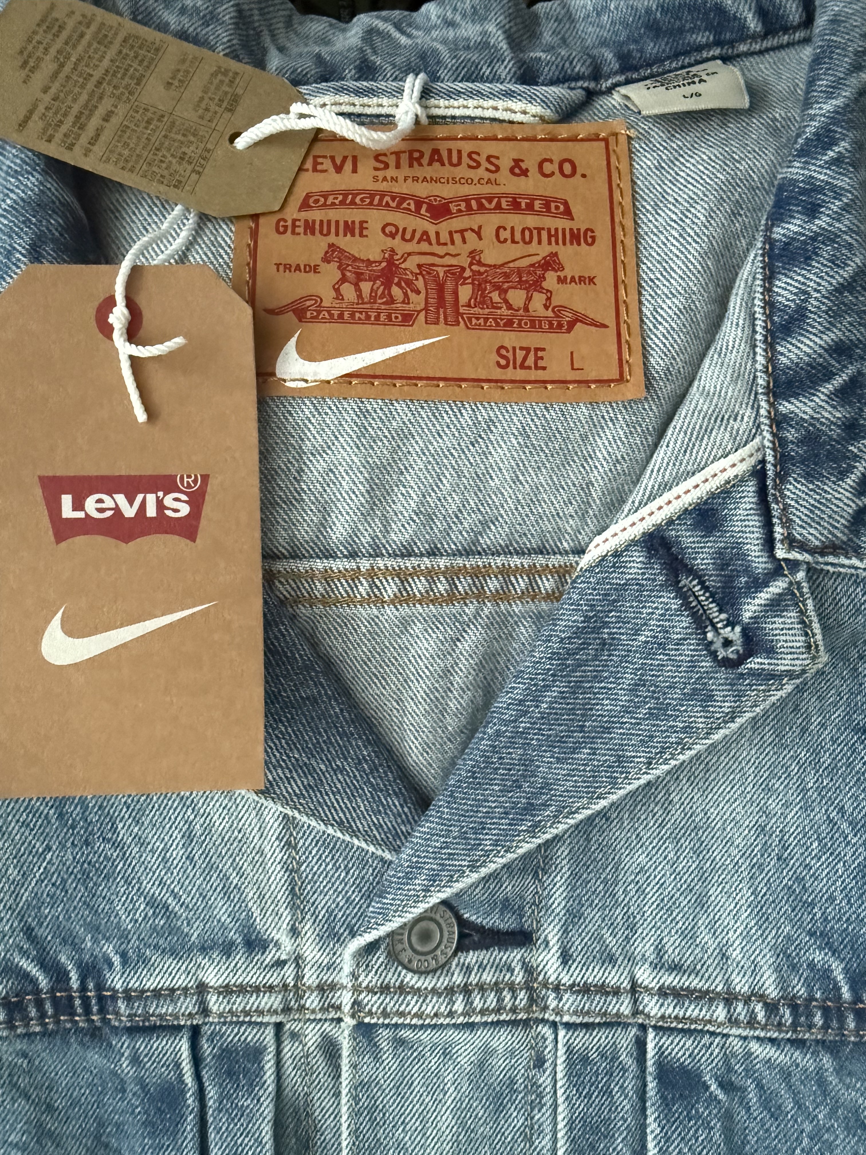 Levi's x Nike Trucker Jacket Light Blue 착용 스타일 - 1