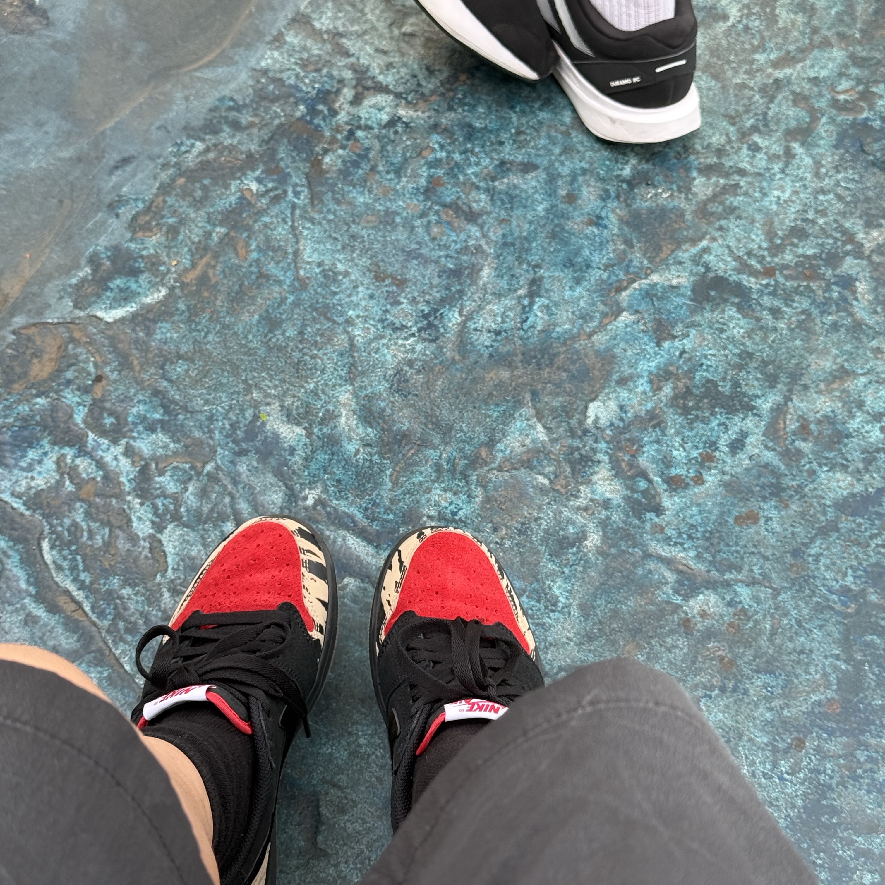 Jordan 1 x SoleFly Retro Low OG SP Black and Sport Red 착용 스타일 - 2