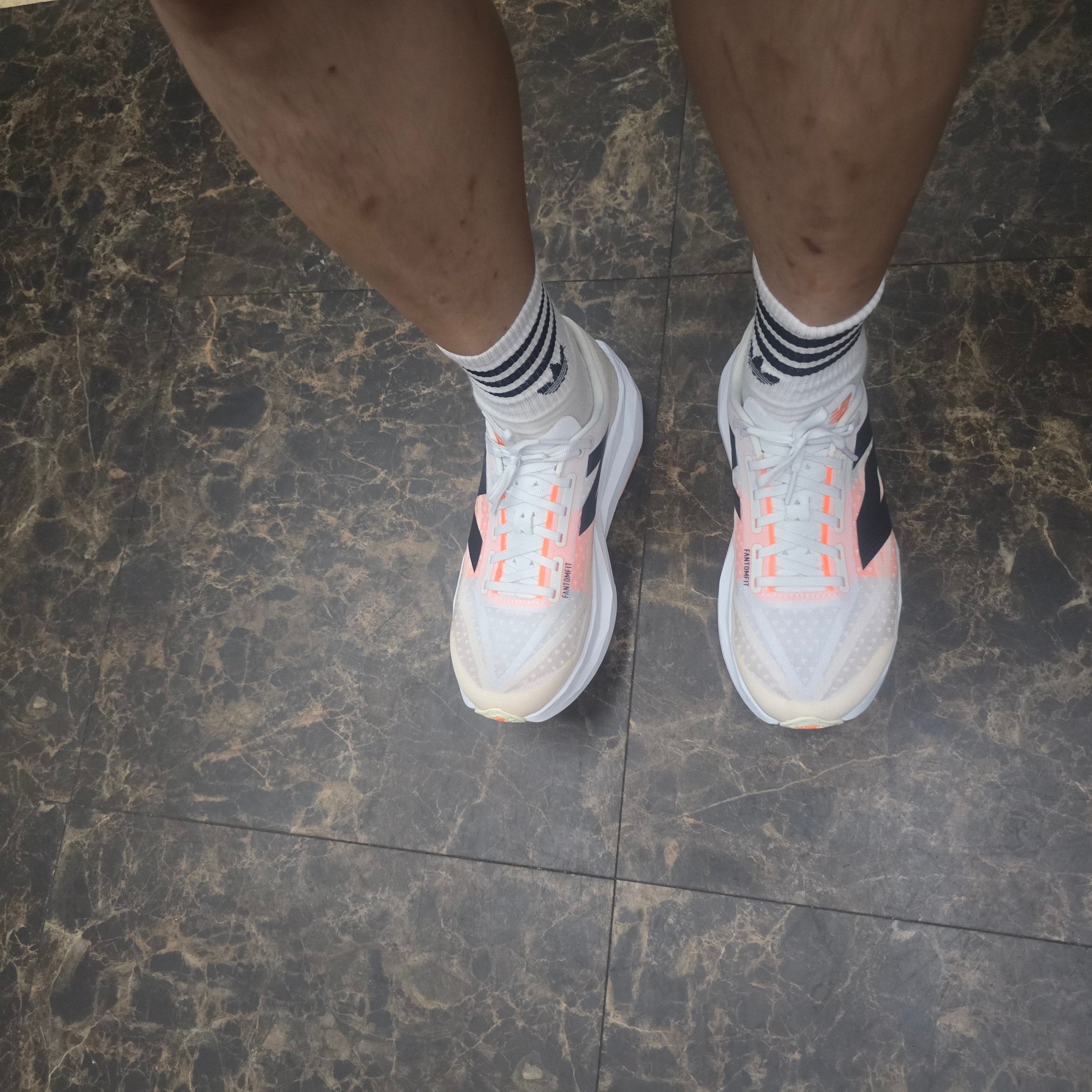 New Balance Fuelcell Rebel v4 Ivory - 2E Wide 착용 스타일