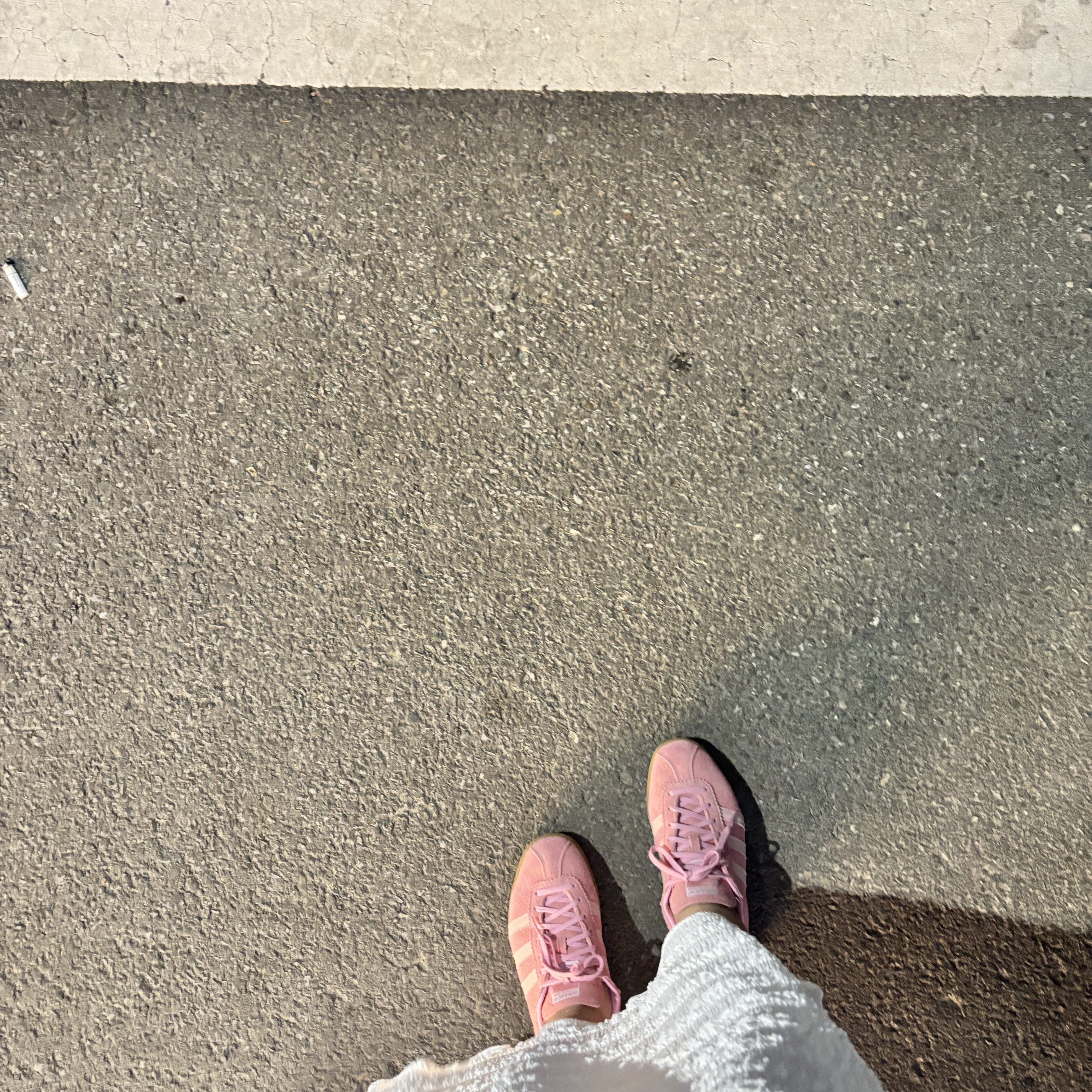 Adidas Bermuda Glow Pink 착용 스타일