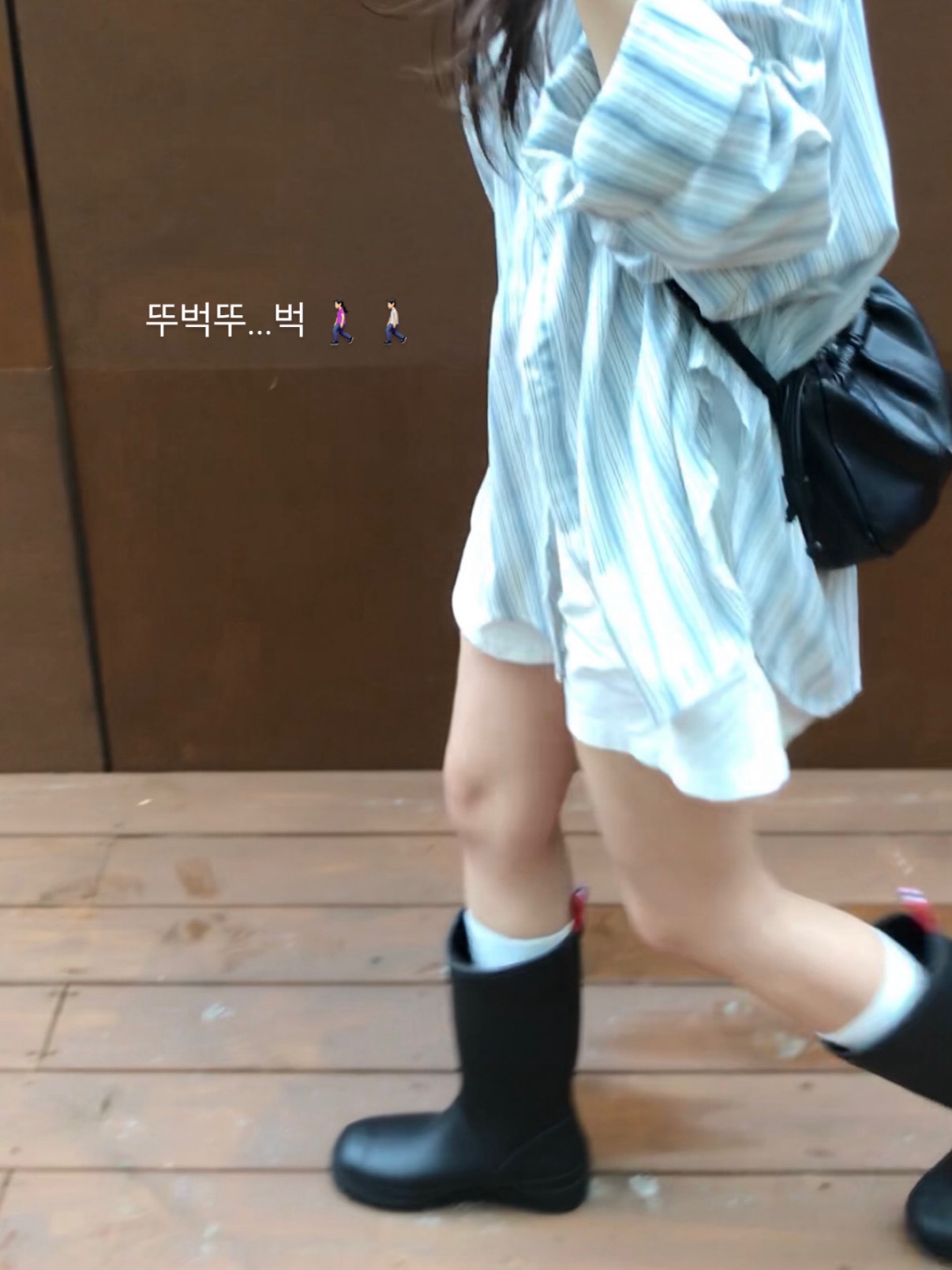 (W) Hunter Play Tall Wellington Rain Boots Black 착용 스타일 - 2