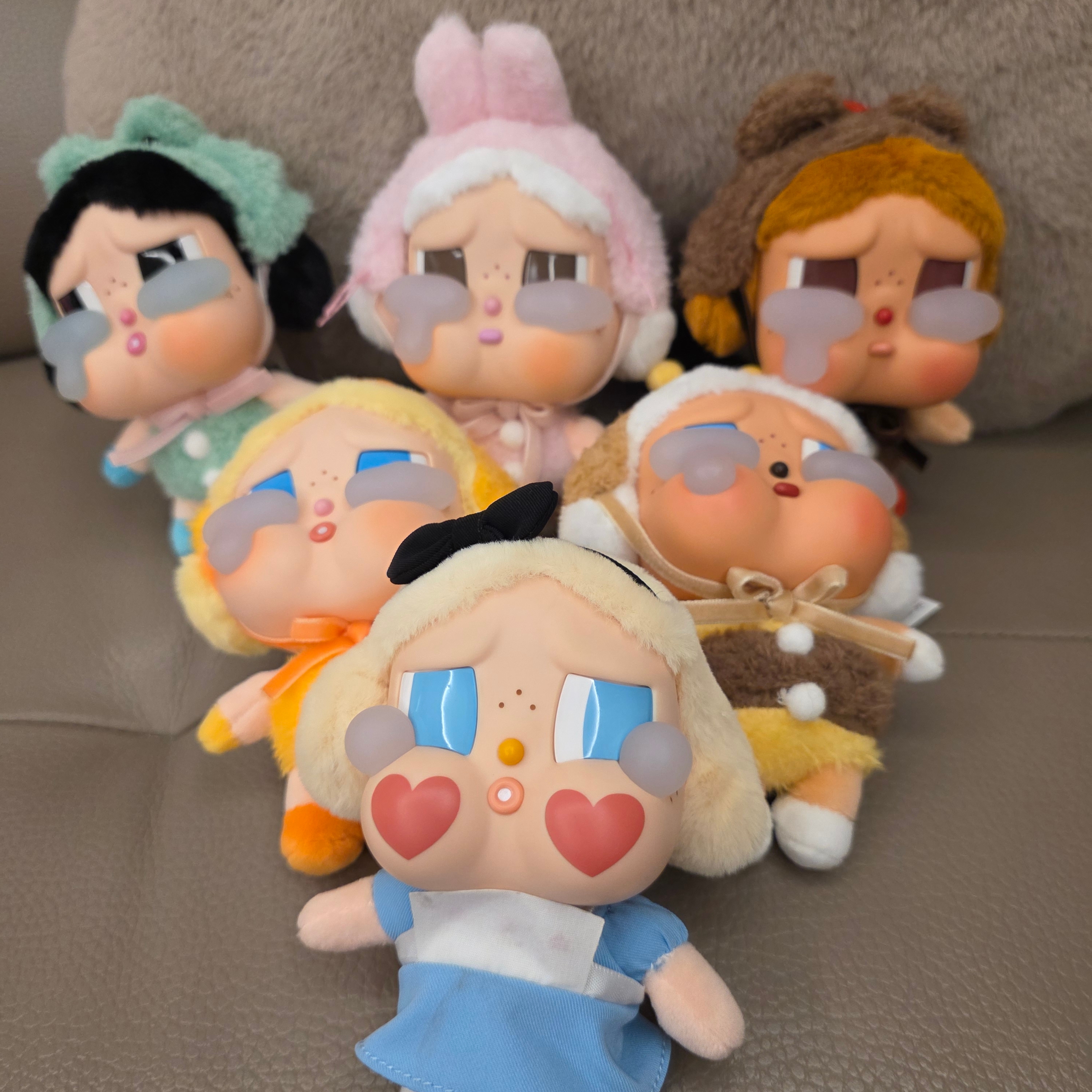 Pop Mart Crybaby Crying Again Series Plush Keyring Sealed Case (6 Blind Boxes) 착용 스타일