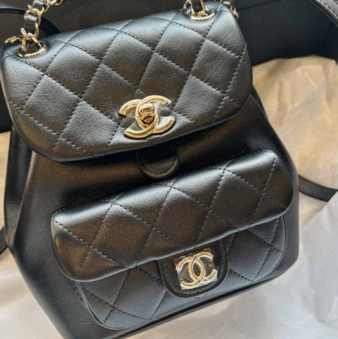 Chanel Small Backpack Calfskin & Gold Black 착용 스타일