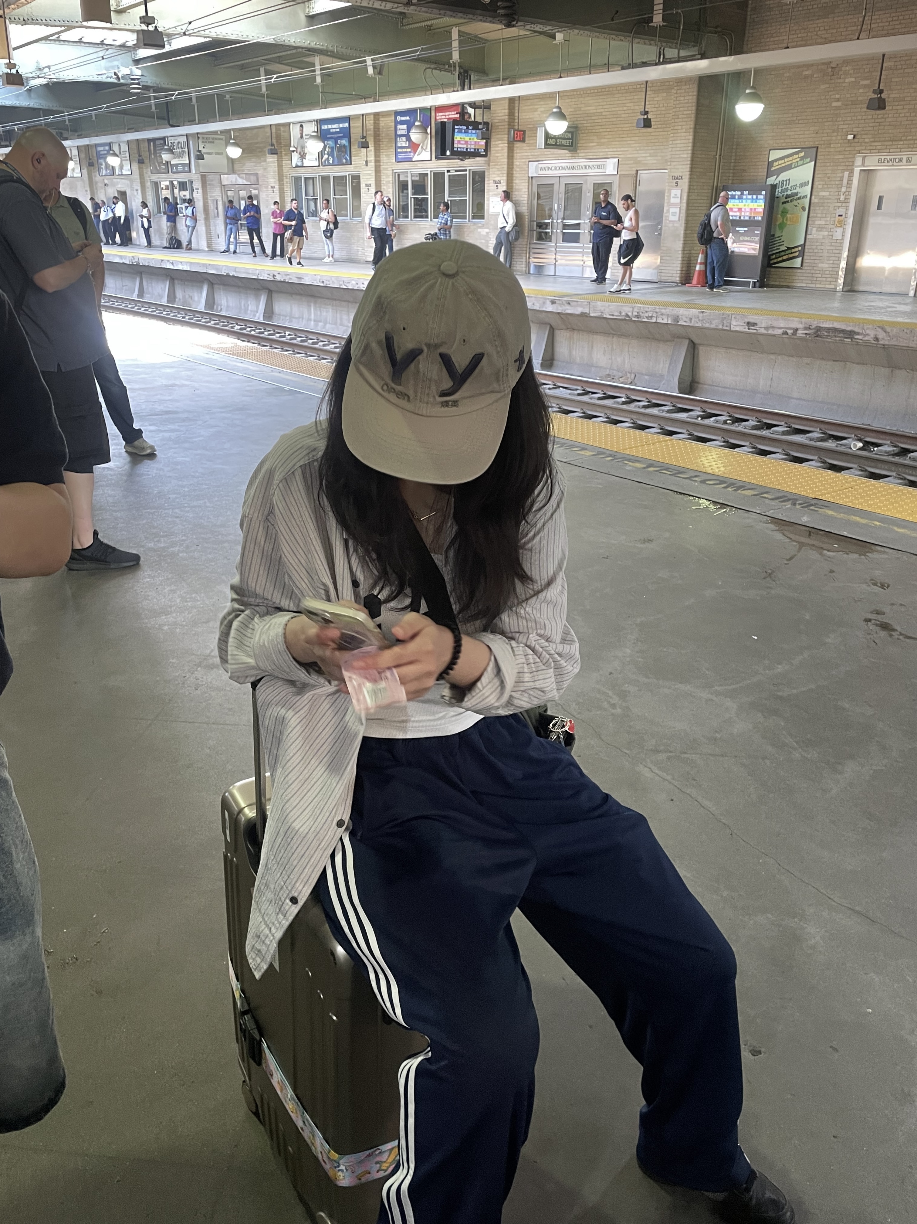 Open Yy Gradient Ball Cap Beige 착용 스타일