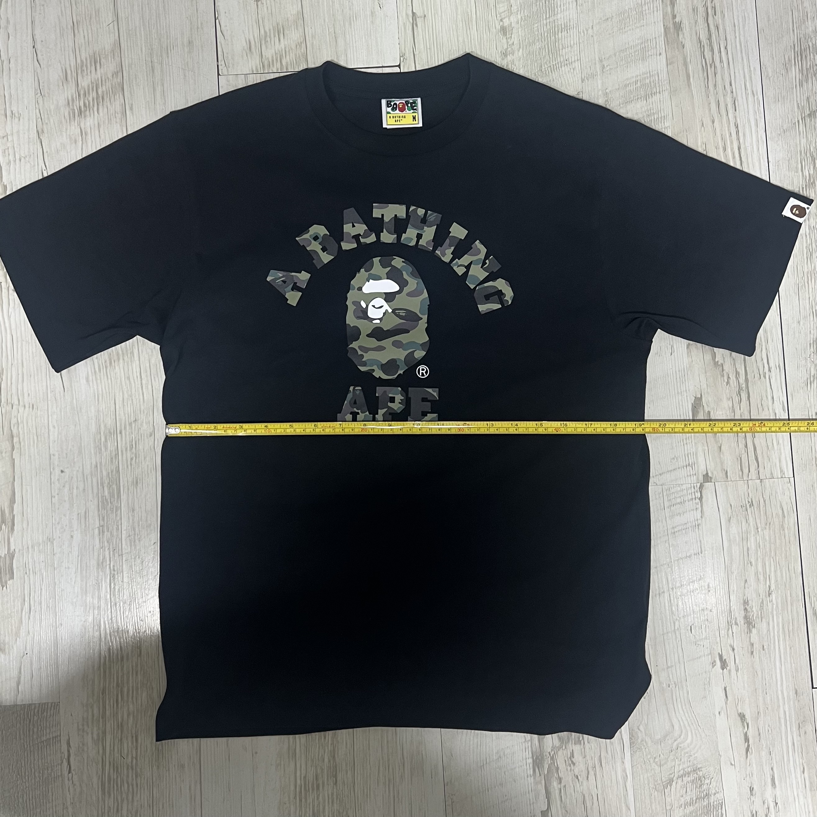 BAPE 1st Camo College T-Shirt Black Green 착용 스타일 - 2