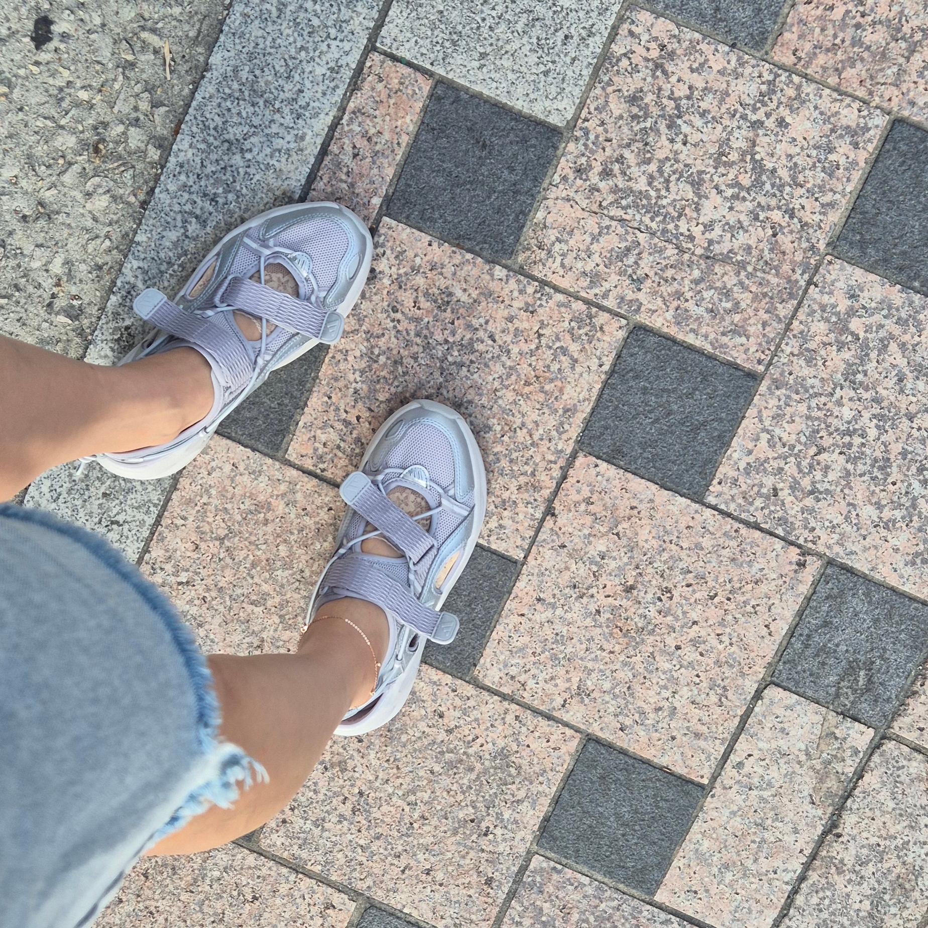 (W) Adidas Ozwave Sandal Grey Two Silver Metallic 착용 스타일 - 5