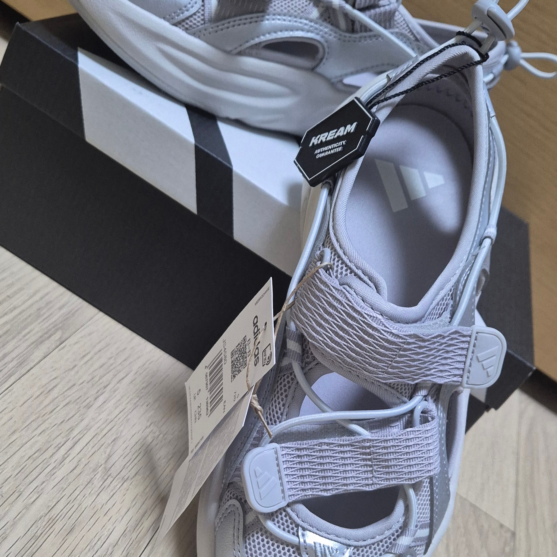 (W) Adidas Ozwave Sandal Grey Two Silver Metallic 착용 스타일 - 2