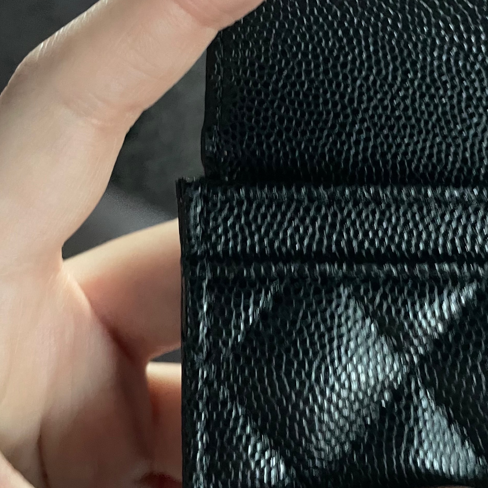 Chanel Boy Chanel Flap Card Holder Grained Calfskin & Ruthenium Black 착용 스타일