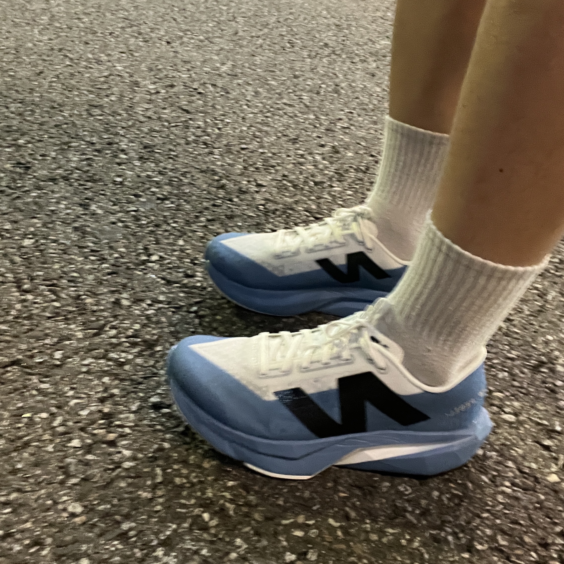 New Balance FuelCell Rebel v4 Blue Laguna Reflection - 2E Wide 착용 스타일