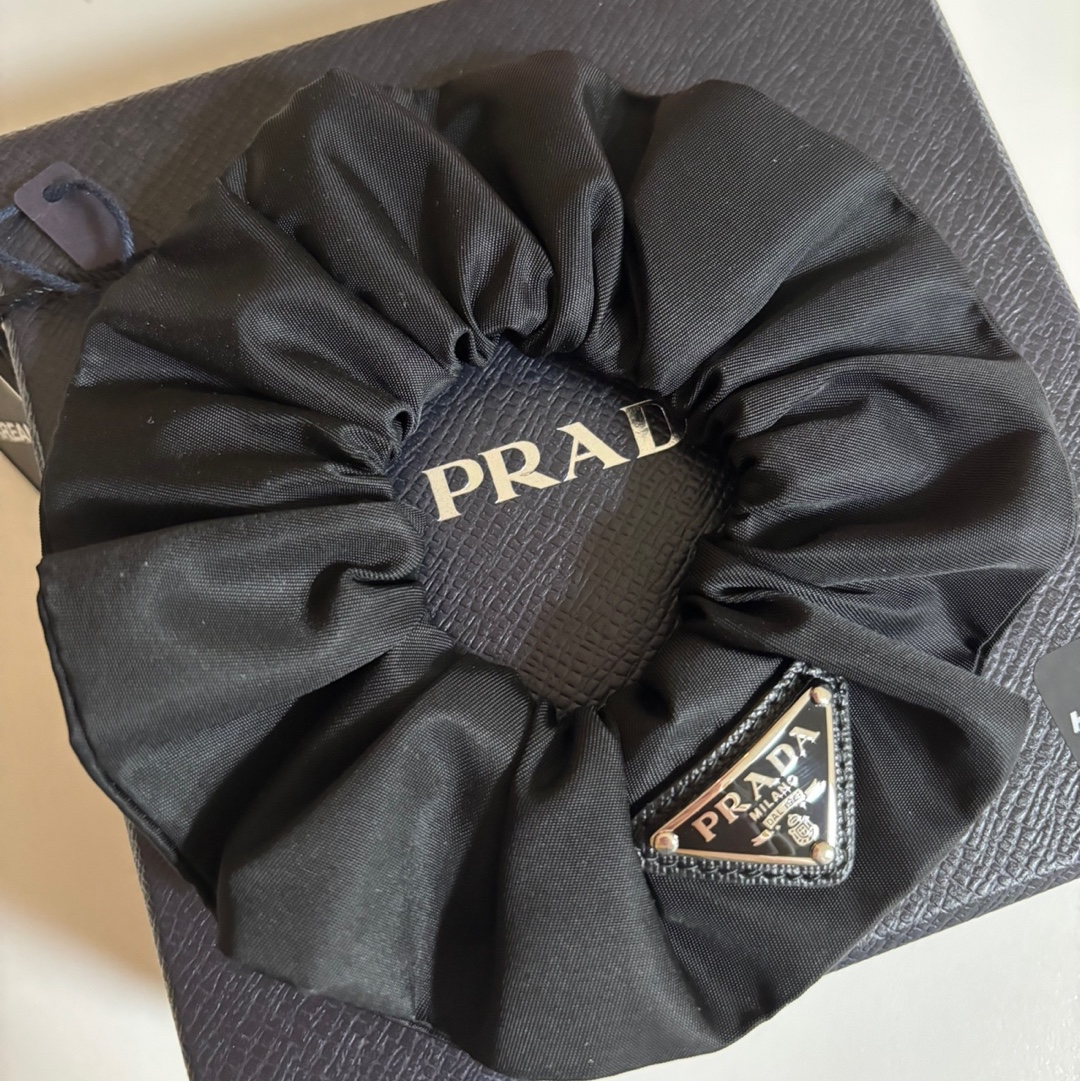 (W) Prada Re-Nylon Scrunchie Black 착용 스타일