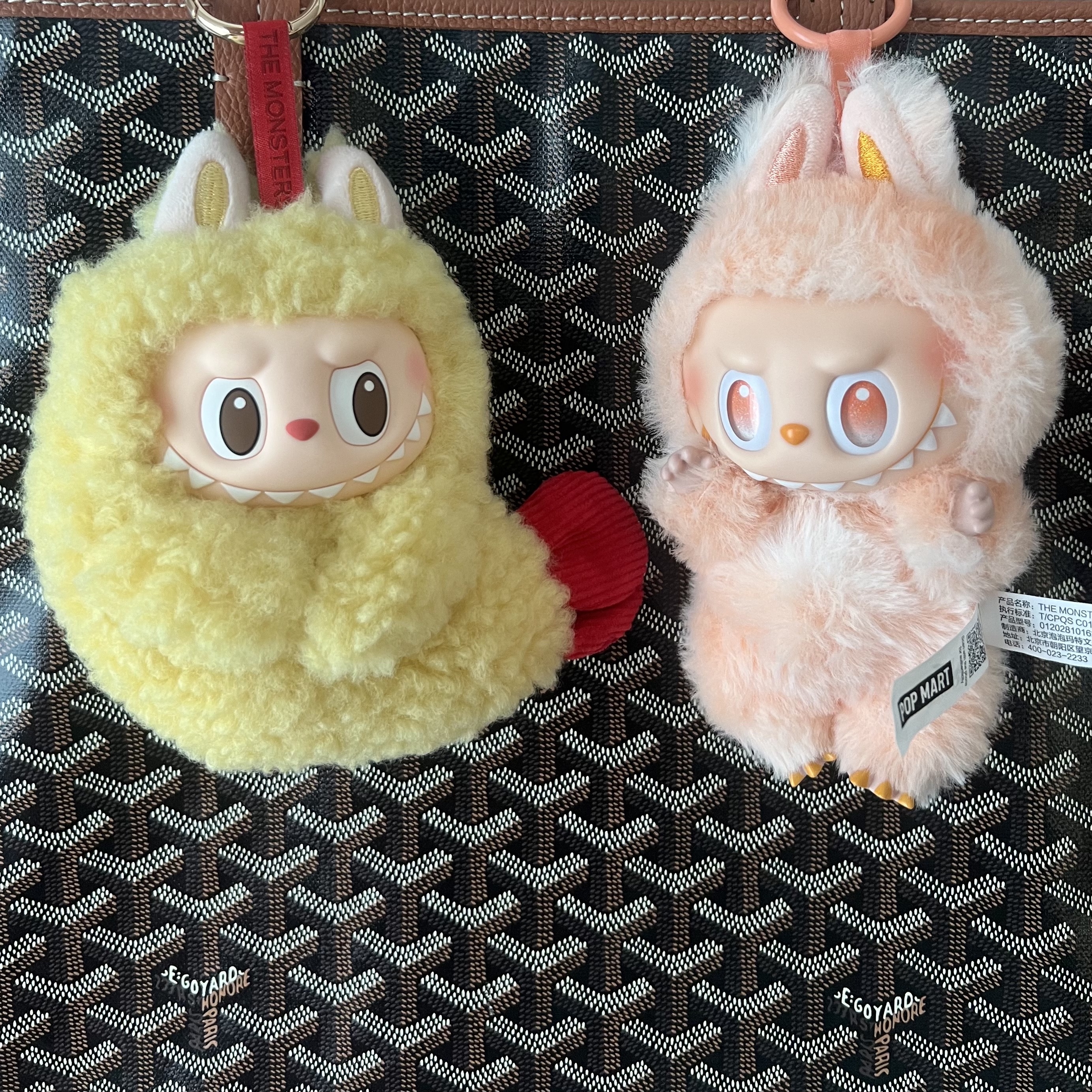 Pop Mart Labubu The Monsters Wacky Mart Series Earphone Case 착용 스타일