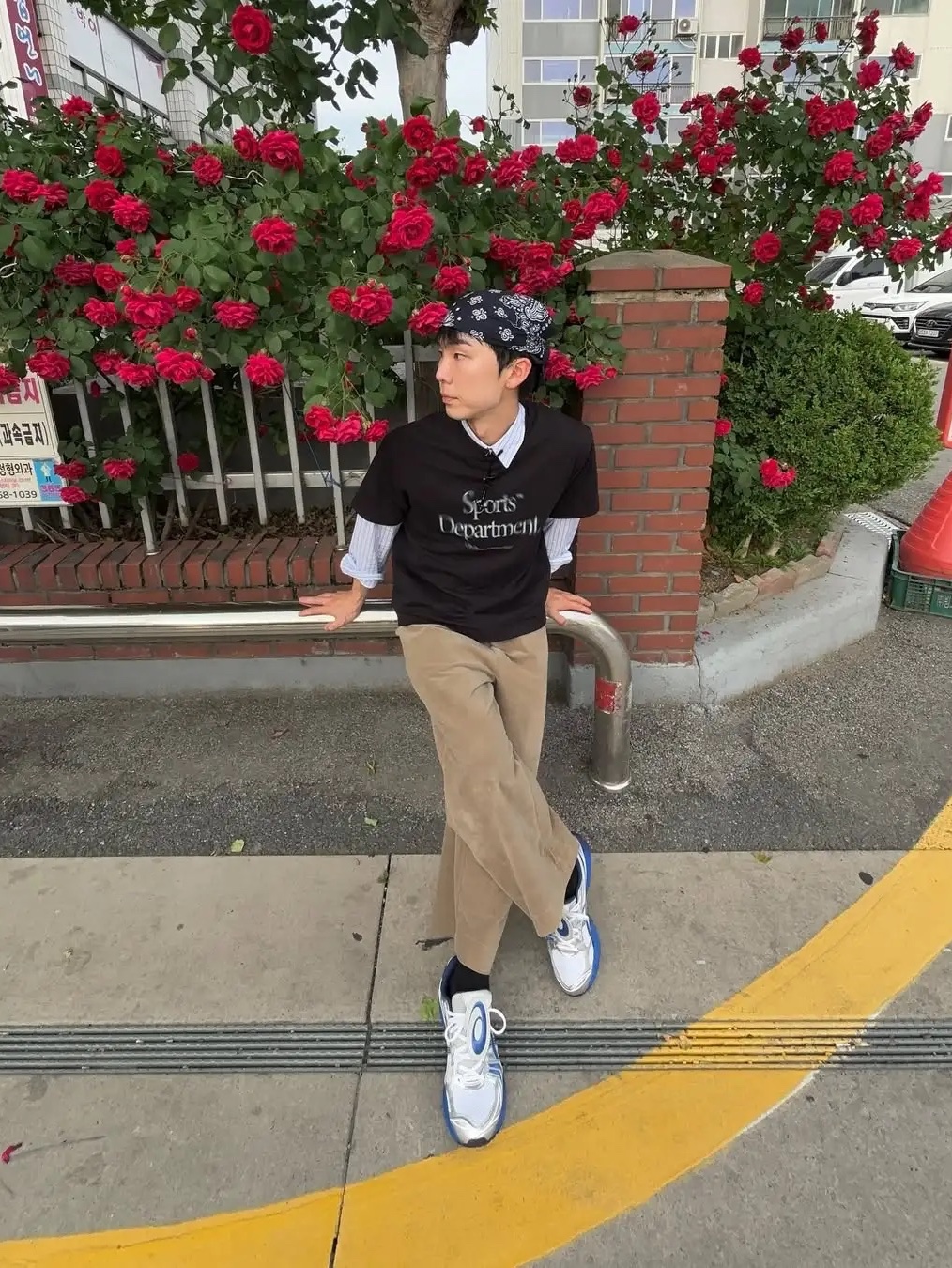 Sports Dept Moving Logo T-shirt Black, Asics x The Museum Visitor Gel-Kayano 14 Polar Shade Illusion Blue 착용 스타일 - 5