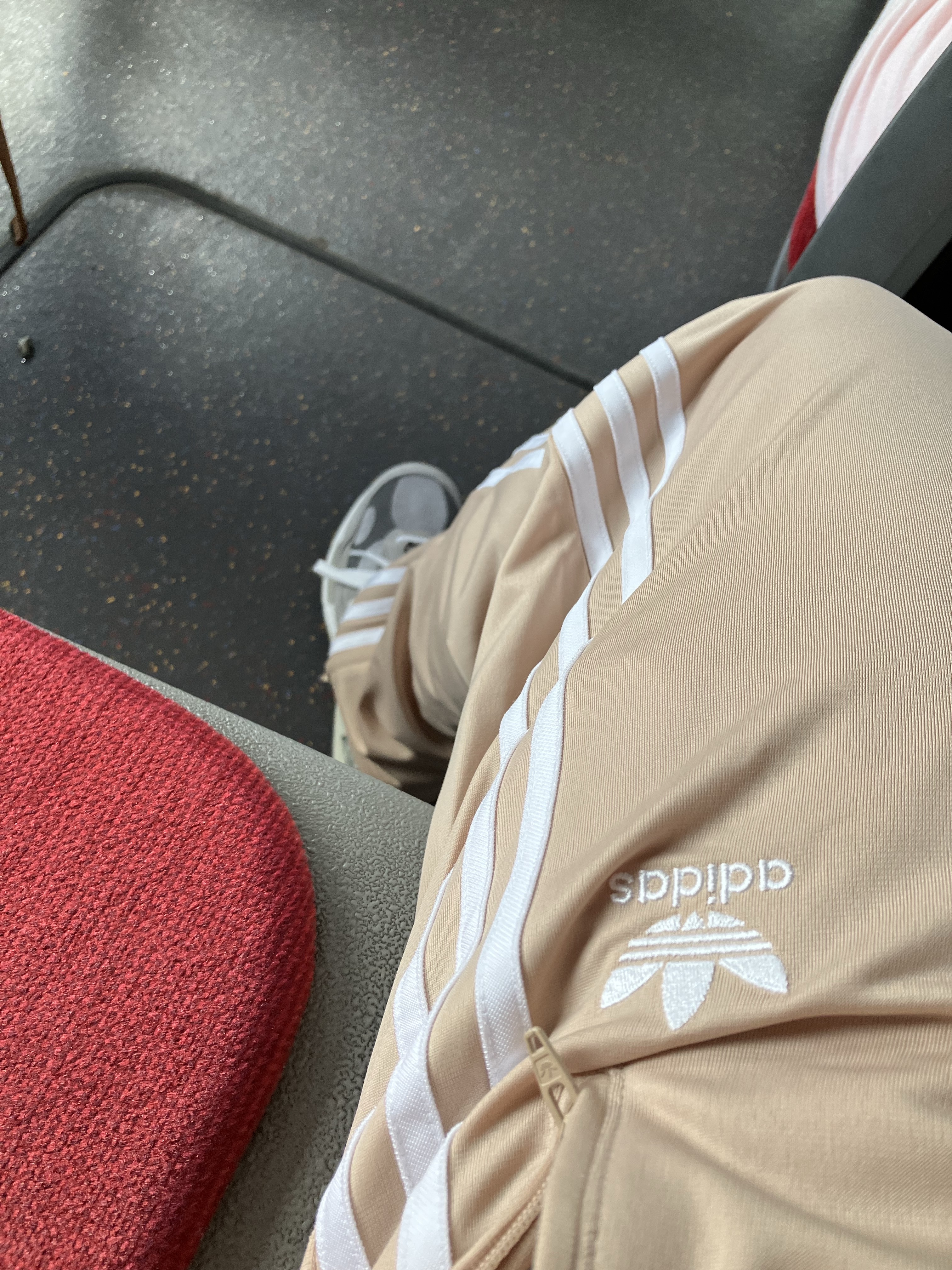 New Balance 992 Made in USA Grey - D Standard, Adidas Adicolor Classic Firebird Track Pants Magic Beige - US Sizing 착용 스타일