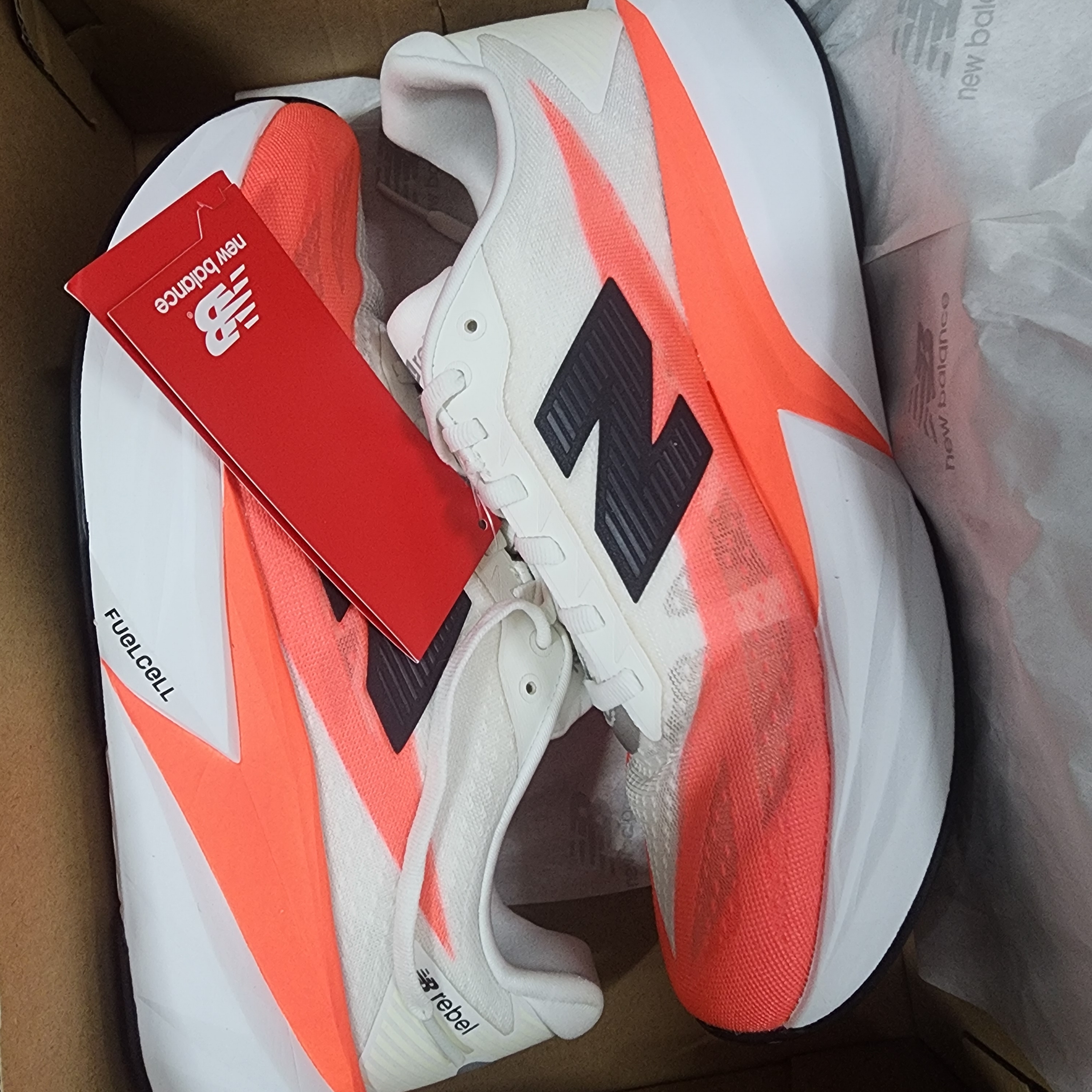 New Balance FuelCell Rebel v5 Urgent Red White Sea Salt - 2E Wide 착용 스타일 - 2