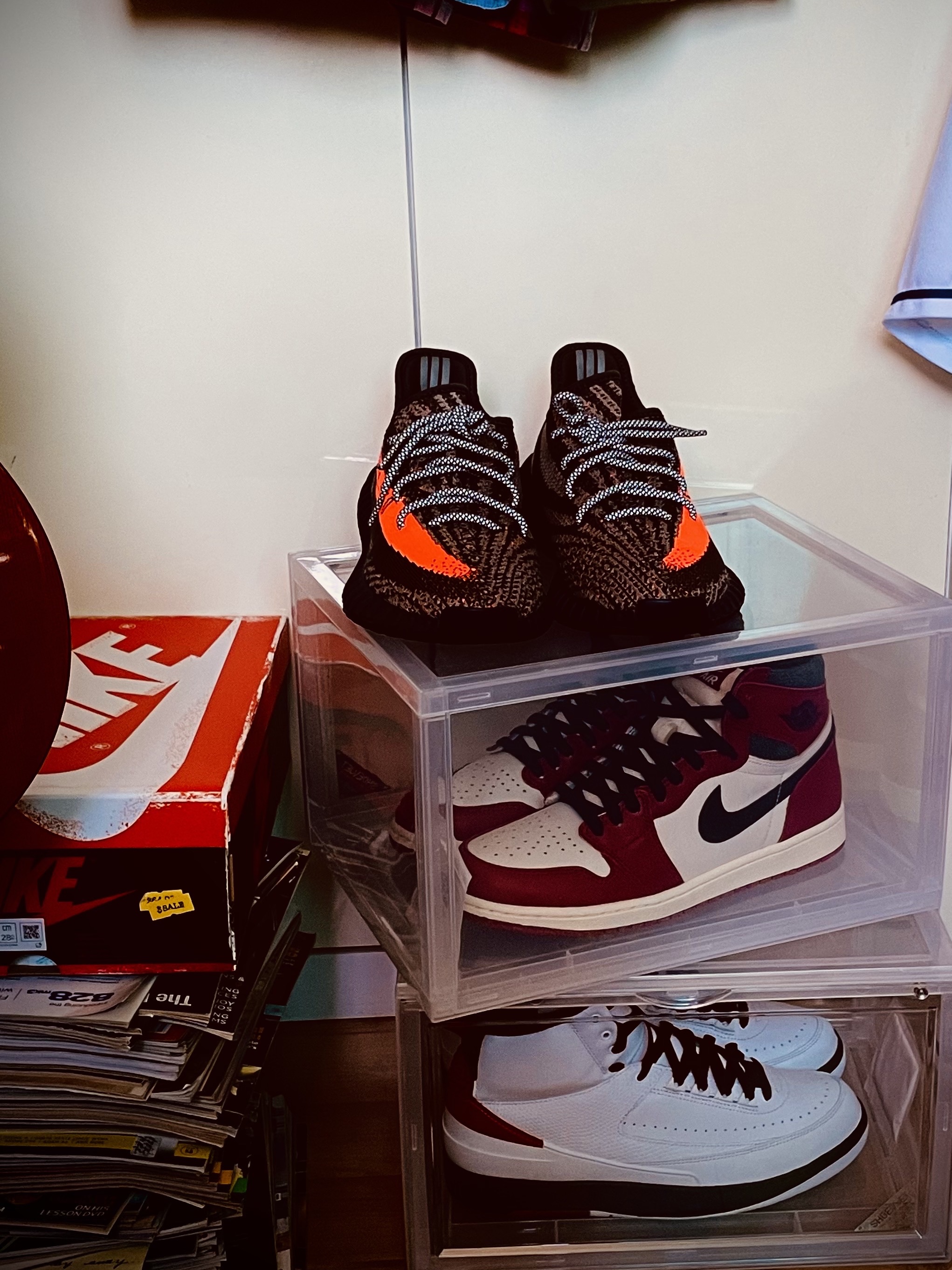 Adidas Yeezy Boost 350 V2 Carbon Beluga, Jordan 1 Retro High OG Chicago 2022 착용 스타일