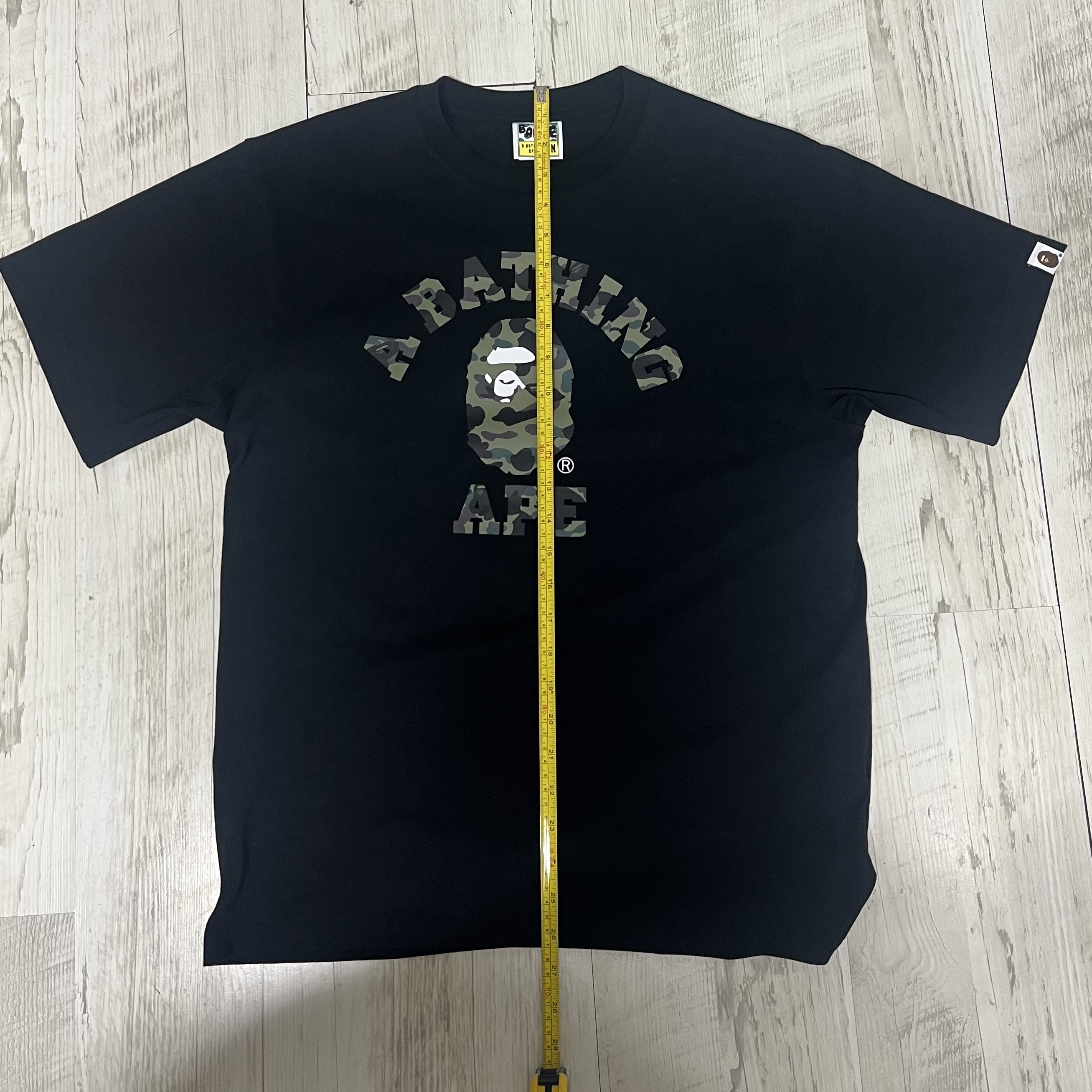 BAPE 1st Camo College T-Shirt Black Green 착용 스타일 - 3