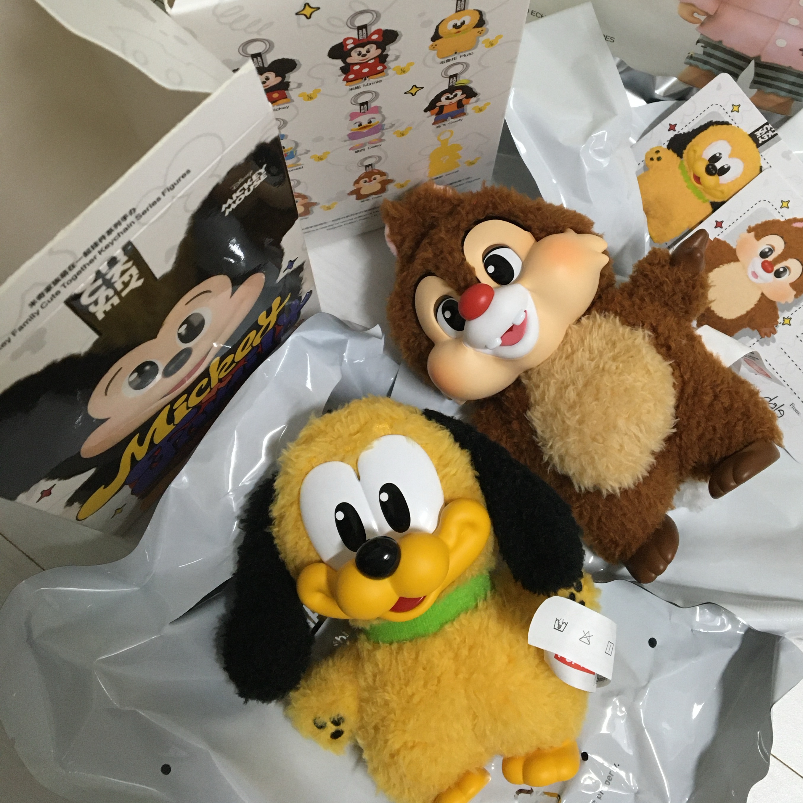 Pop Mart Mickey Family Cute Together Keychain Series Figures Sealed Case (8 Blind Boxes) 착용 스타일