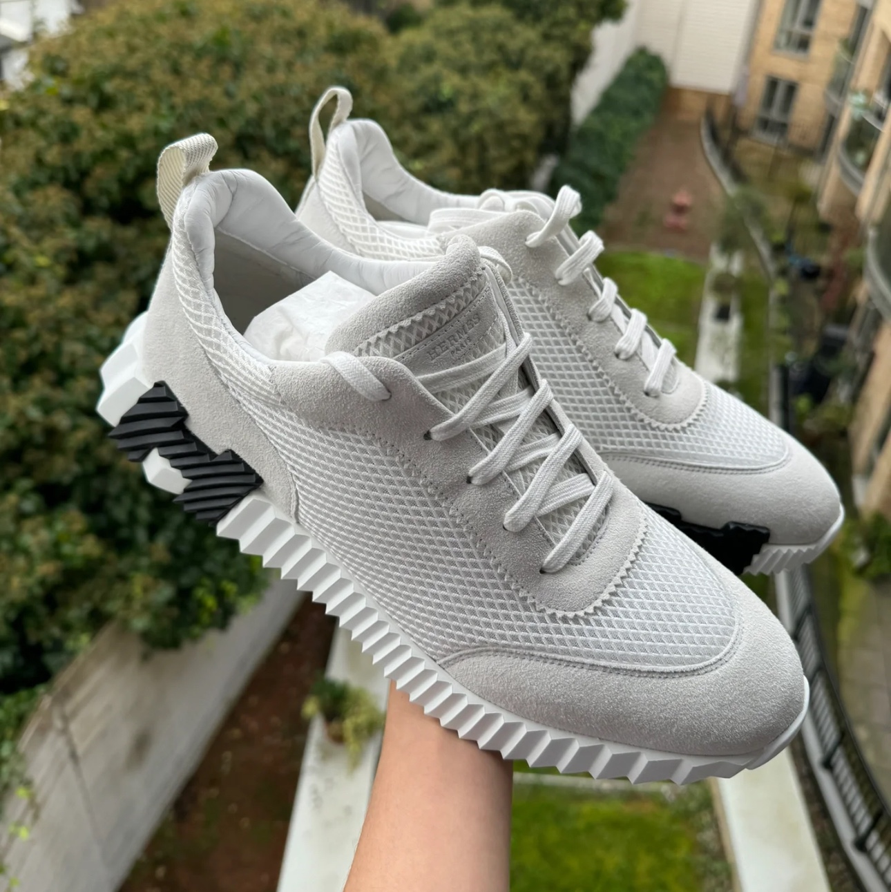 (W) Hermes Bouncing Sneakers Textured Mesh Suede Goatskin & Blanc 착용 스타일 - 1