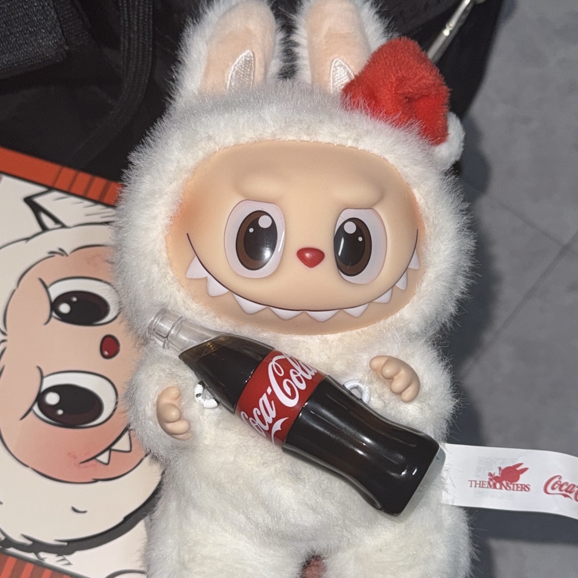 Pop Mart Labubu Coca Cola Series Surprise Shake Keyring (Opened Case) 착용 스타일 - 1