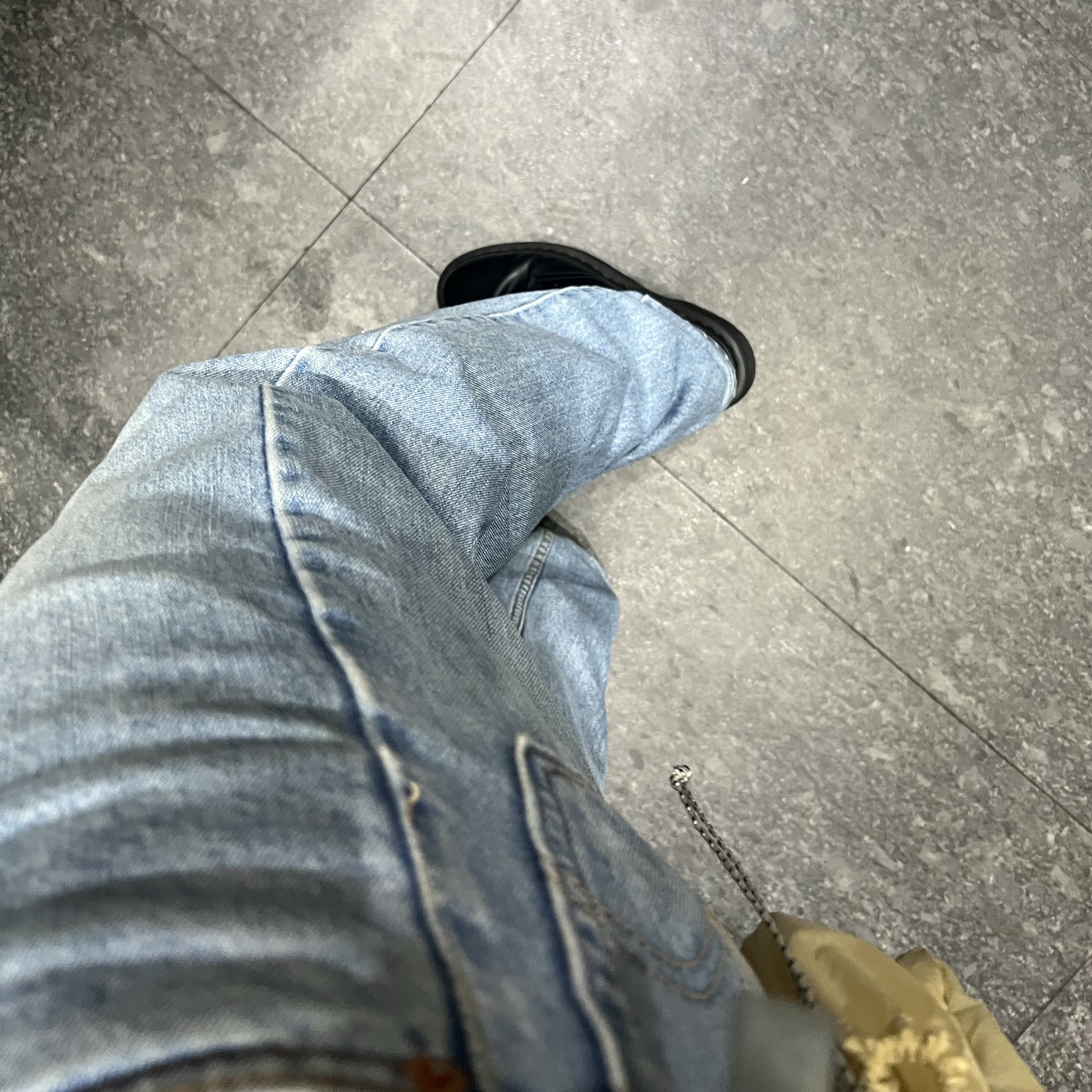 On Running x Post Archive Faction (Paf) Cloudventure Peak Ice Moon, Dr. Martens 1461 Mono Black 착용 스타일 - 4