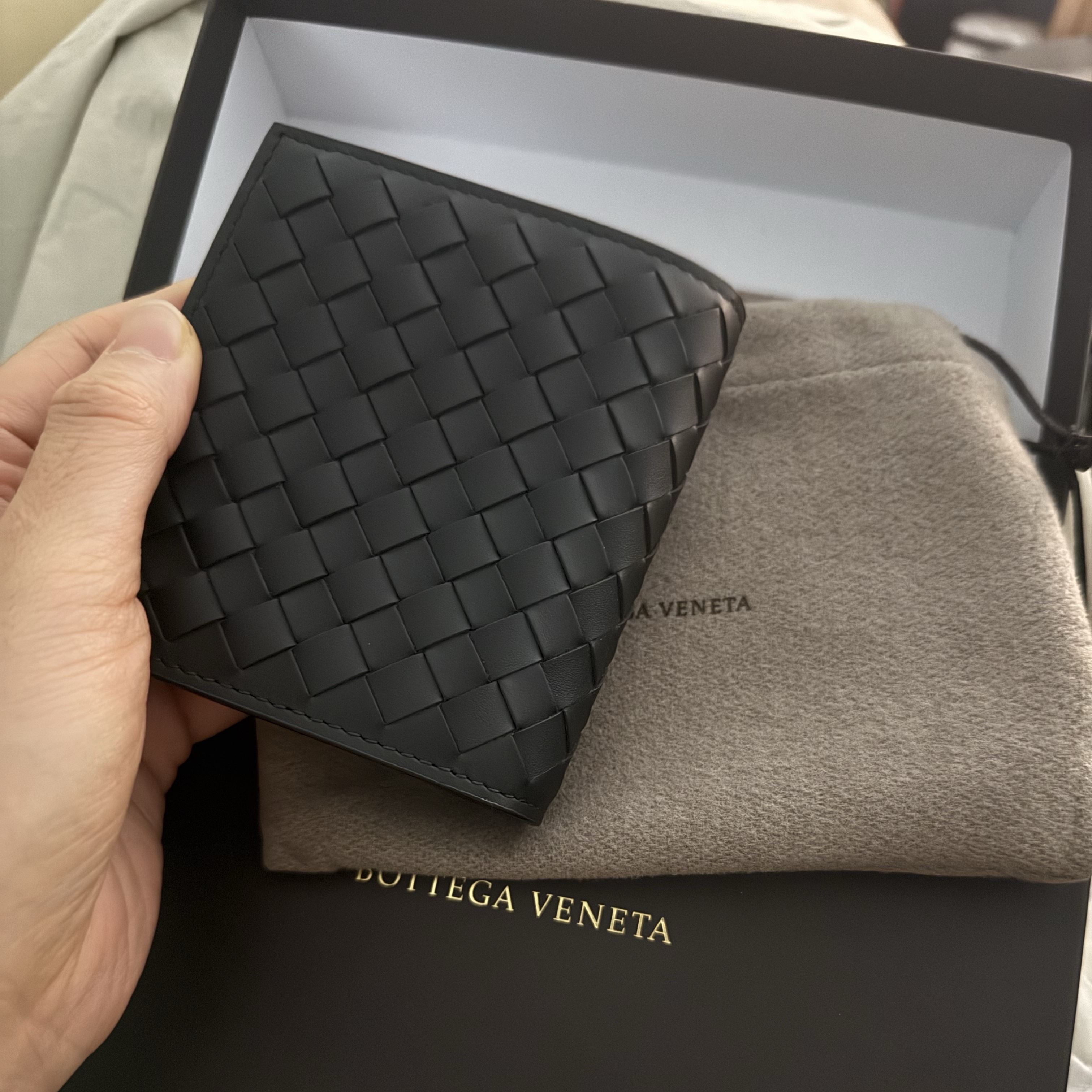 Bottega Veneta Bi-Fold Wallet Black 착용 스타일