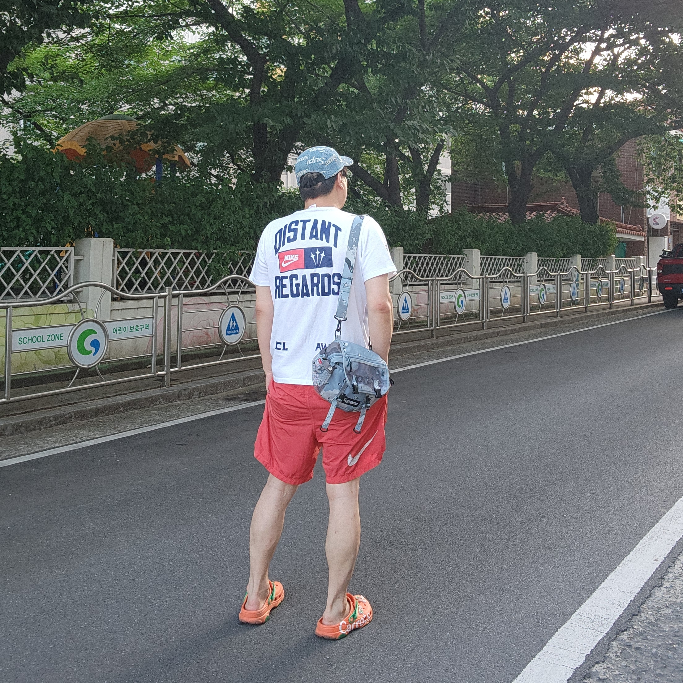 Nike x Drake Nocta x Cactus Plant Flea Market Souvenir Cactus T-Shirt White (DR2630-100), Nike x Stussy Water Shorts Habanero Red 착용 스타일 - 2