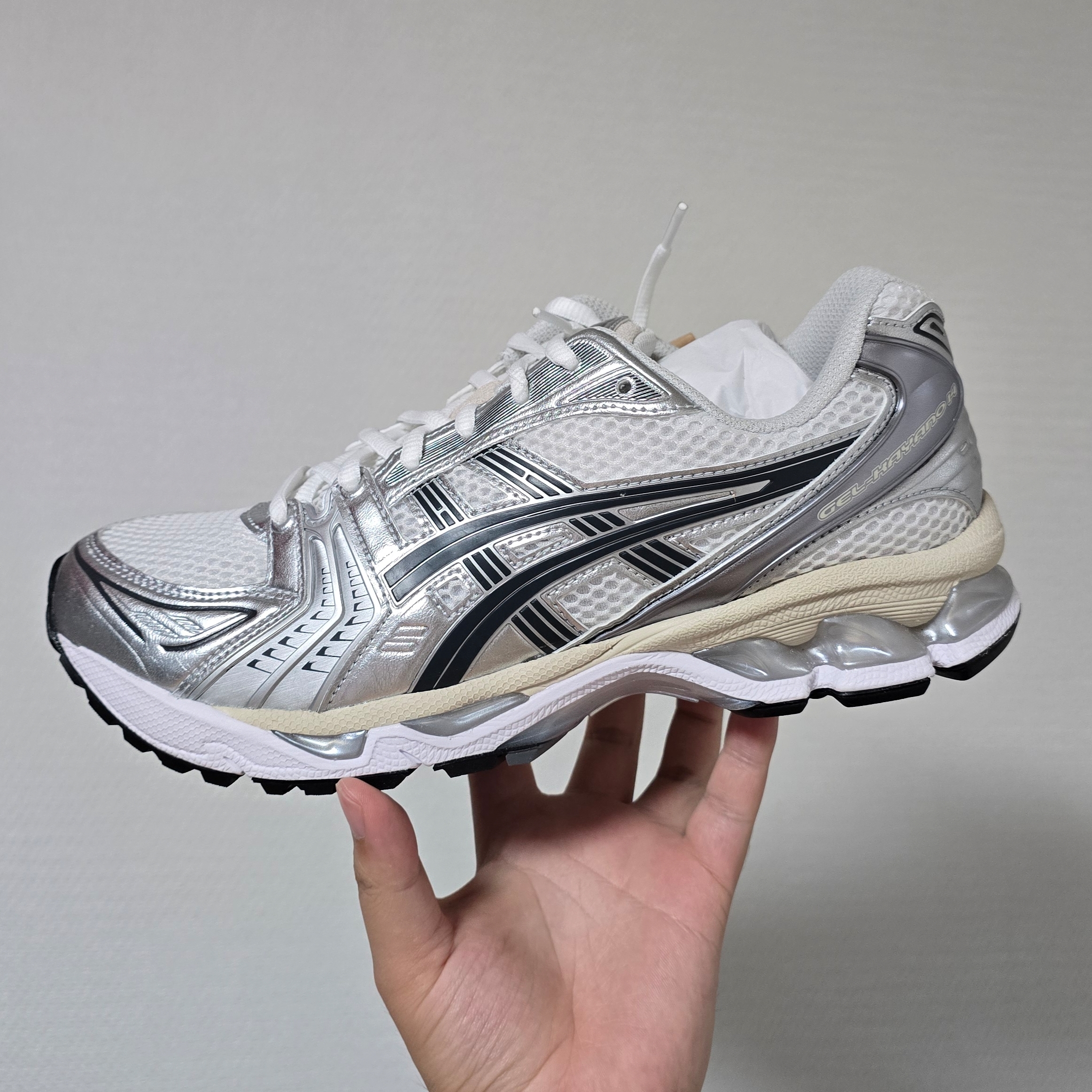 Asics Gel-Kayano 14 White Graphite Grey 착용 스타일