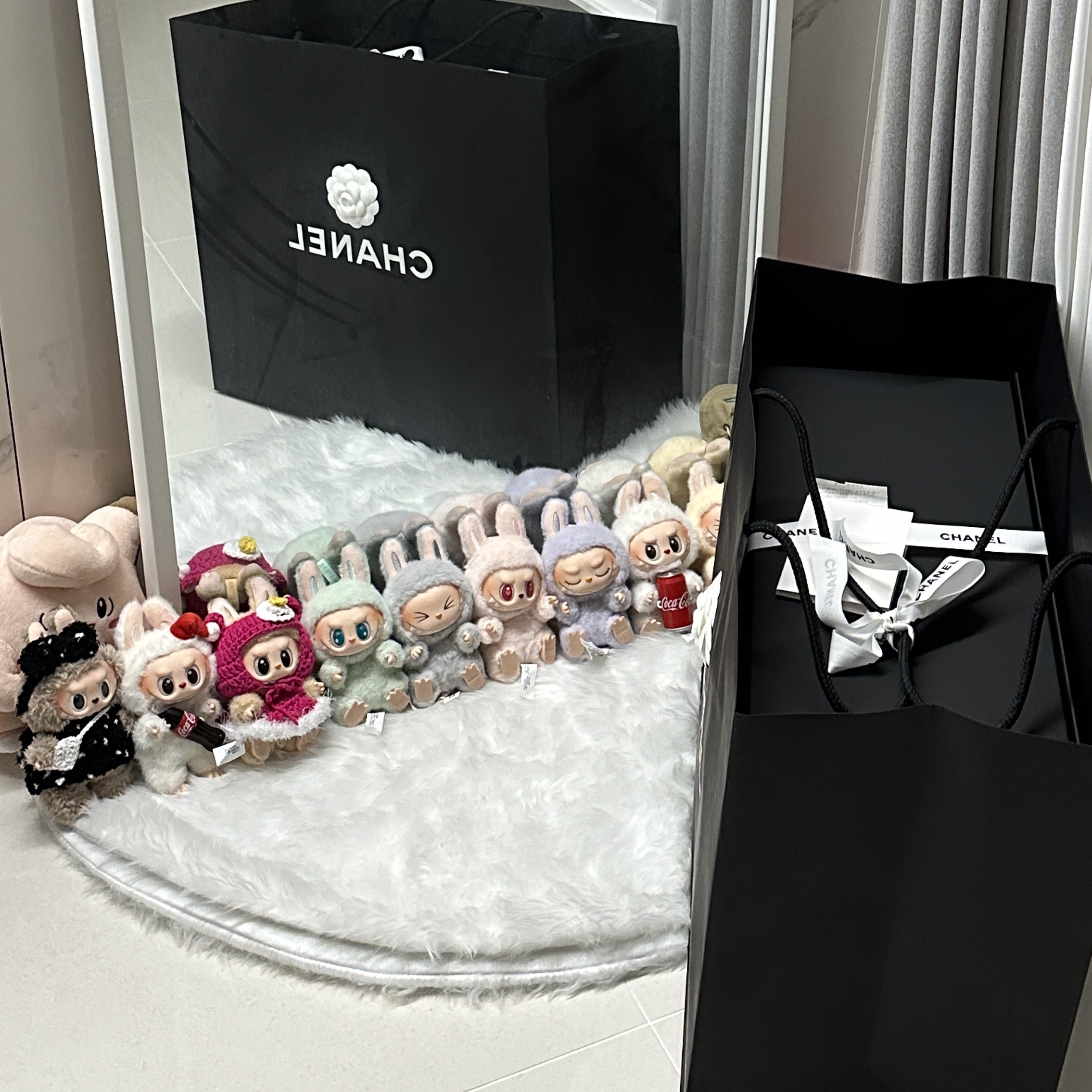 Pop Mart Labubu Let's Play Together Doll Series Sealed Case (6 Blind Boxes), Pop Mart Labubu Coca Cola Series Keyring Sealed Case (6 Blind Boxes) 착용 스타일
