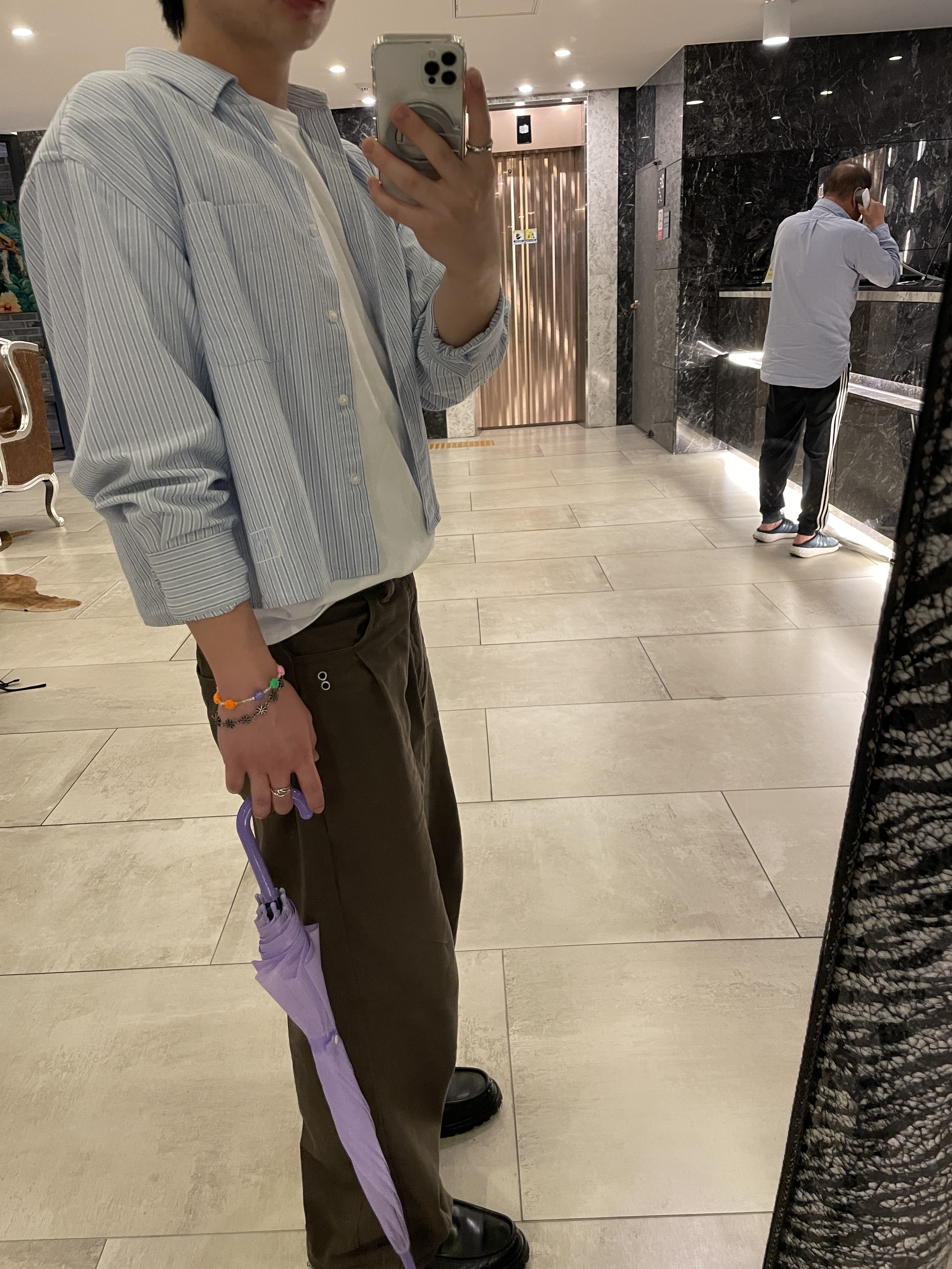 (W) Uniqlo x JW Anderson Oxford Boxy Shirt Stripe Light Blue - KR, Uniqlo UT x Kaws Short Sleeve Graphic T-Shirt White 착용 스타일 - 1