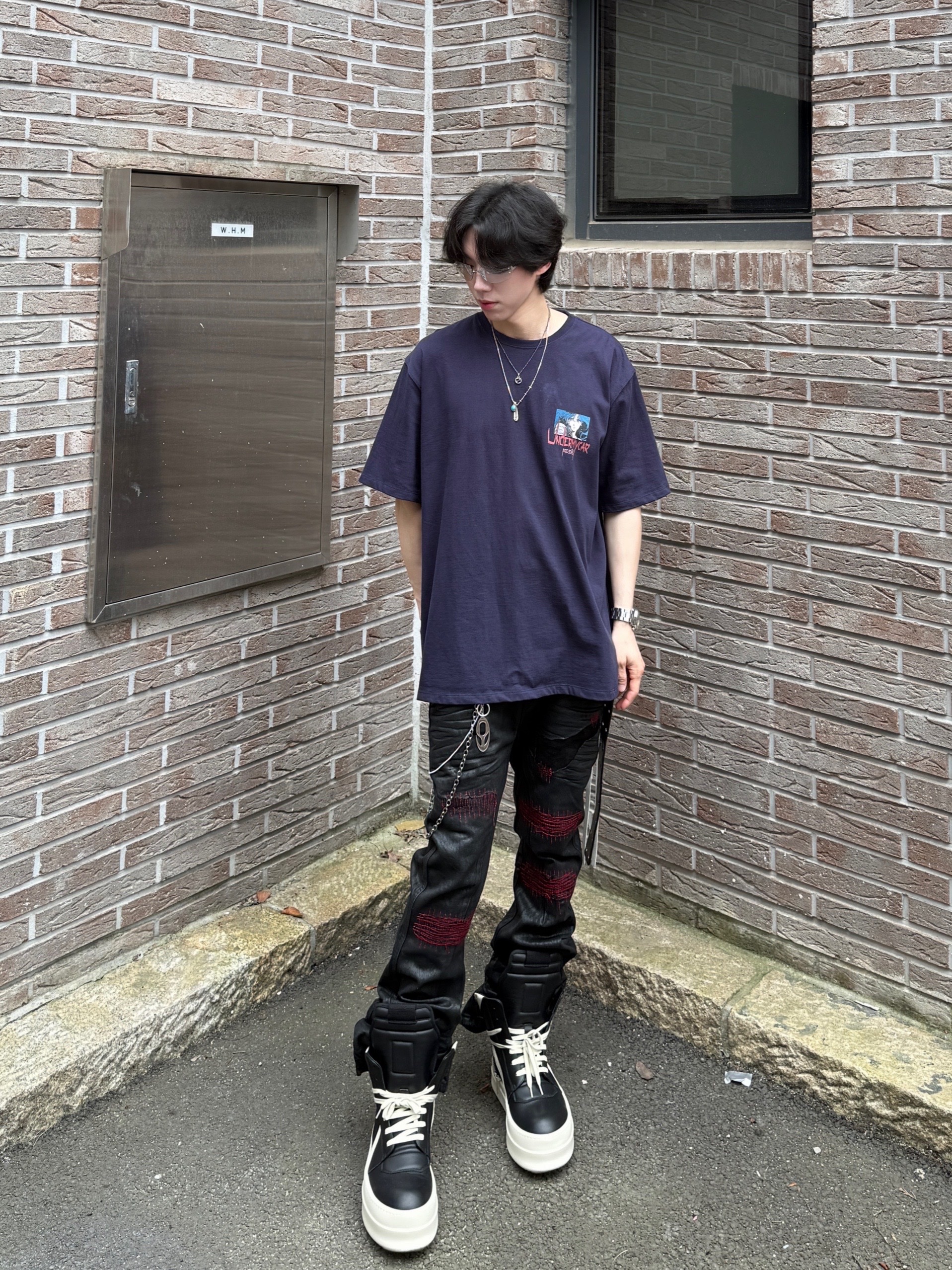 Rick Owens Hollywood Mega Bumper Geobasket in Full Grain Calf Leather Black Milk, Undermycar x Emostanceclub Emoun Destroyed Cowhide Suede Red Stitch Denim Toreador - 23FW 착용 스타일 - 5