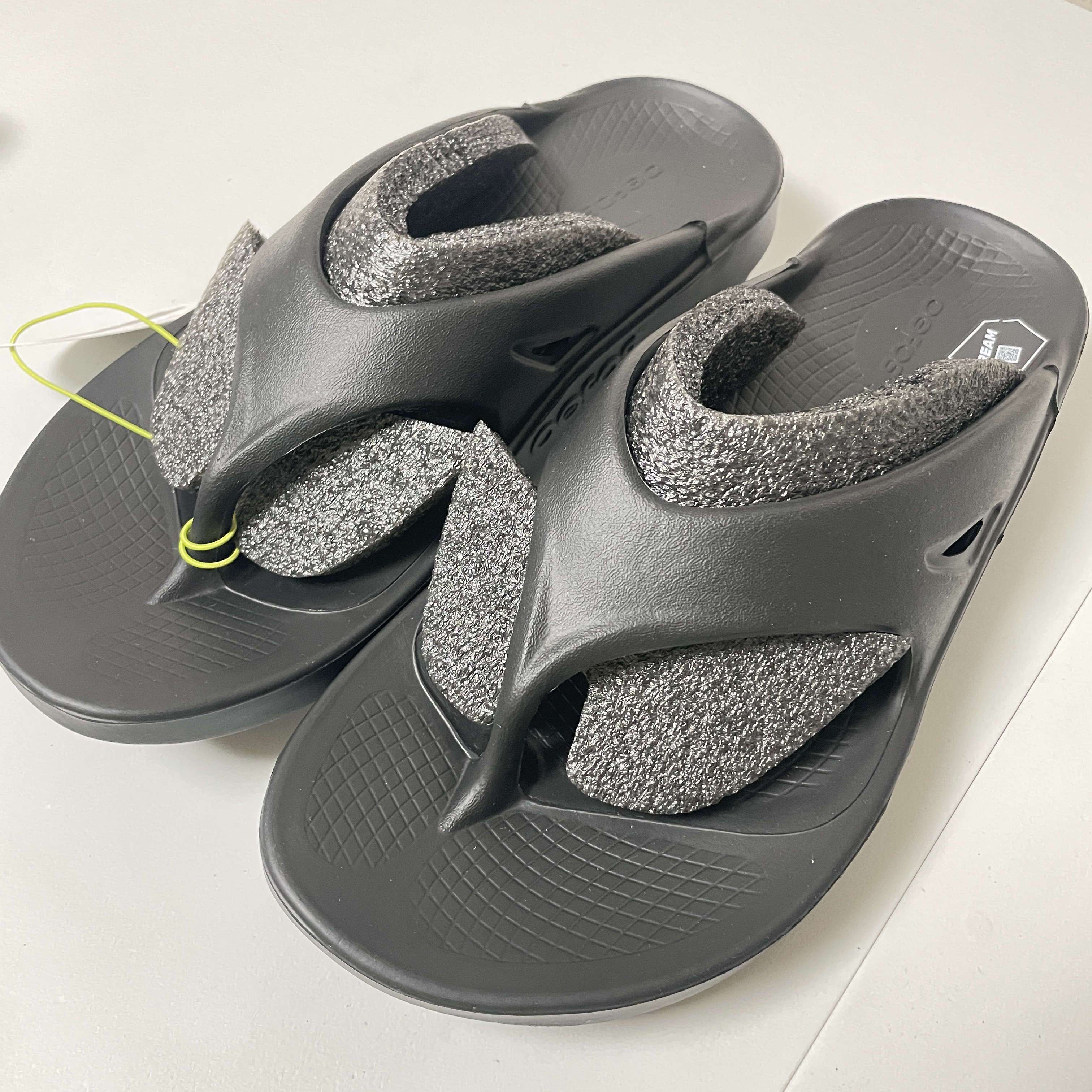 Oofos OOriginal Black 착용 스타일