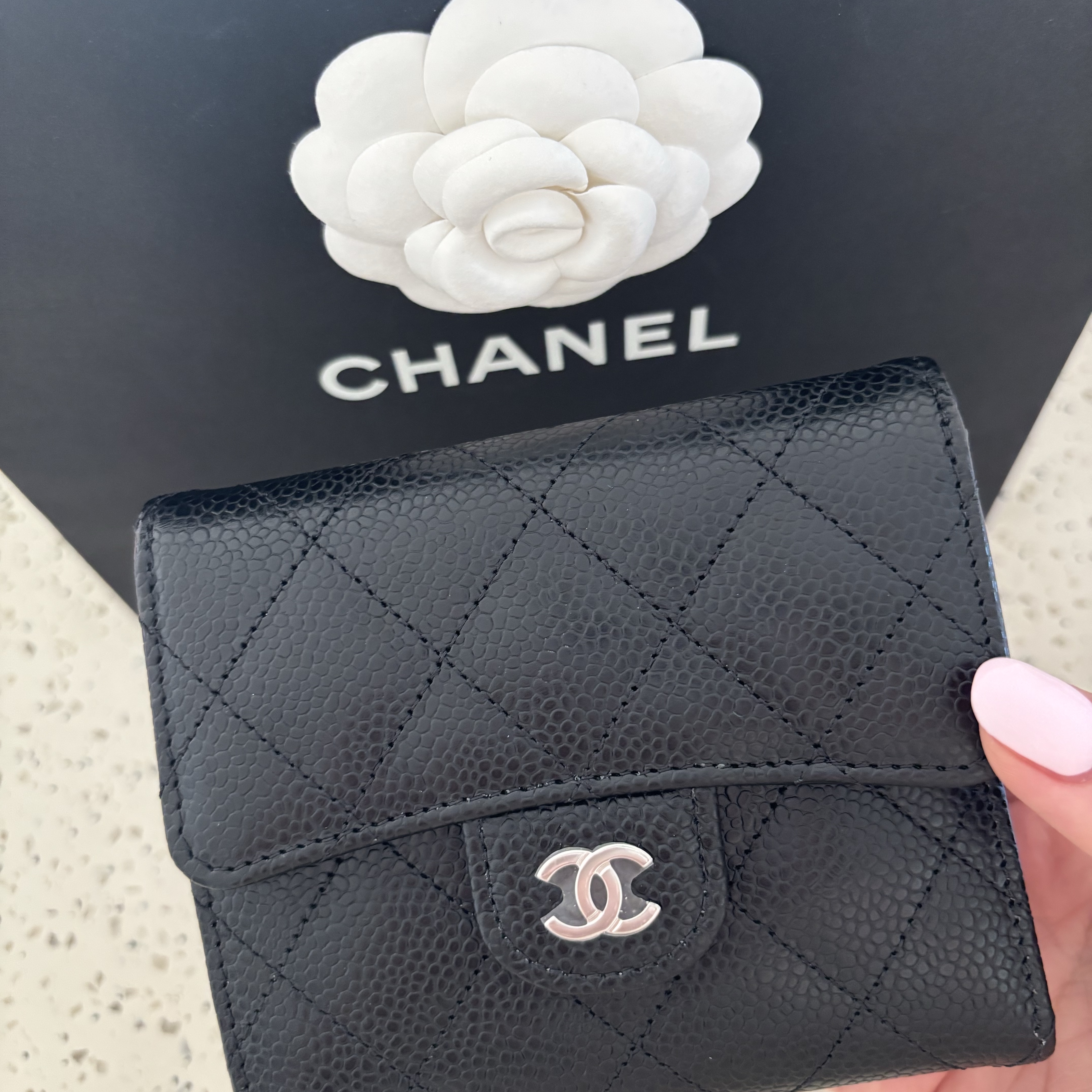 Chanel Small Classic Flap Wallet Grained Calfskin & Silver Black 착용 스타일