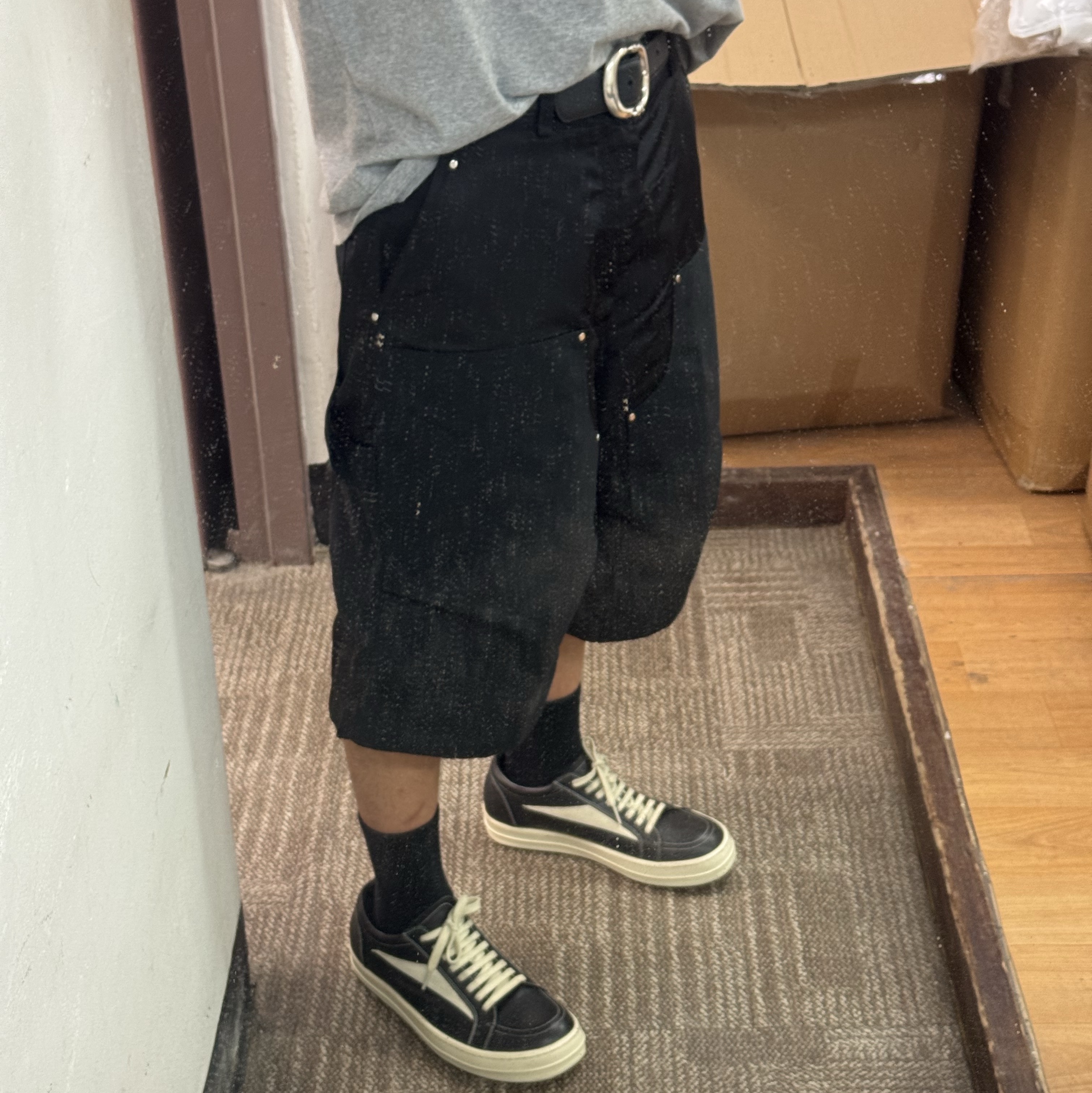 [KREAM 단독] INSSENSE Parachute Double Knee Carpenter Pants Black, Rick Owens Vintage Sneakers in Full Grain Calf Leather And Velour Suede Black Milk Milk 착용 스타일