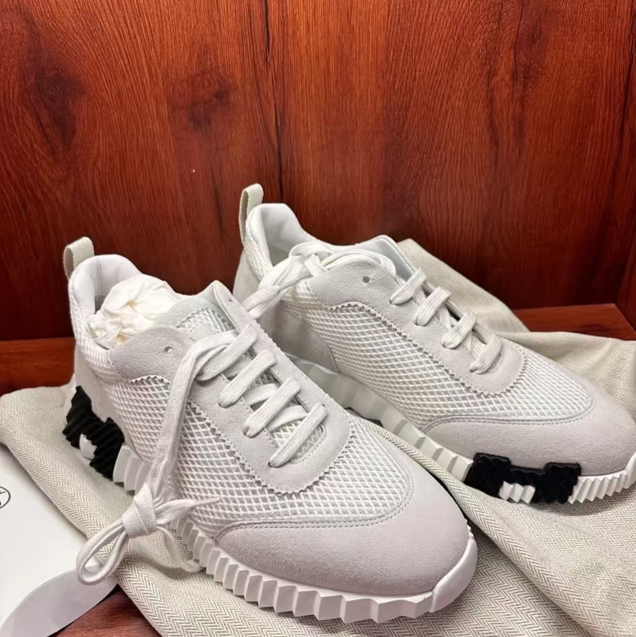 (W) Hermes Bouncing Sneakers Textured Mesh Suede Goatskin & Blanc 착용 스타일 - 2