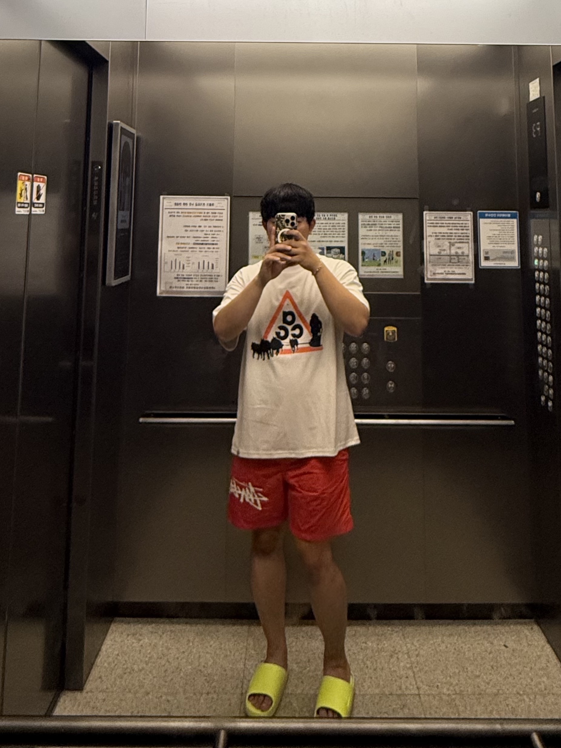 Nike x Stussy Water Shorts Habanero Red, Nike ACG Dri-Fit Dog Sled T-Shirt Summit White - Asia 착용 스타일